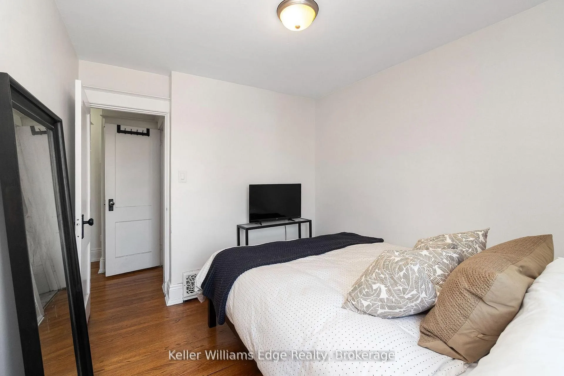 Photo 26 of 37 Wexford Avenue S, Hamilton, Delta — HOMEH