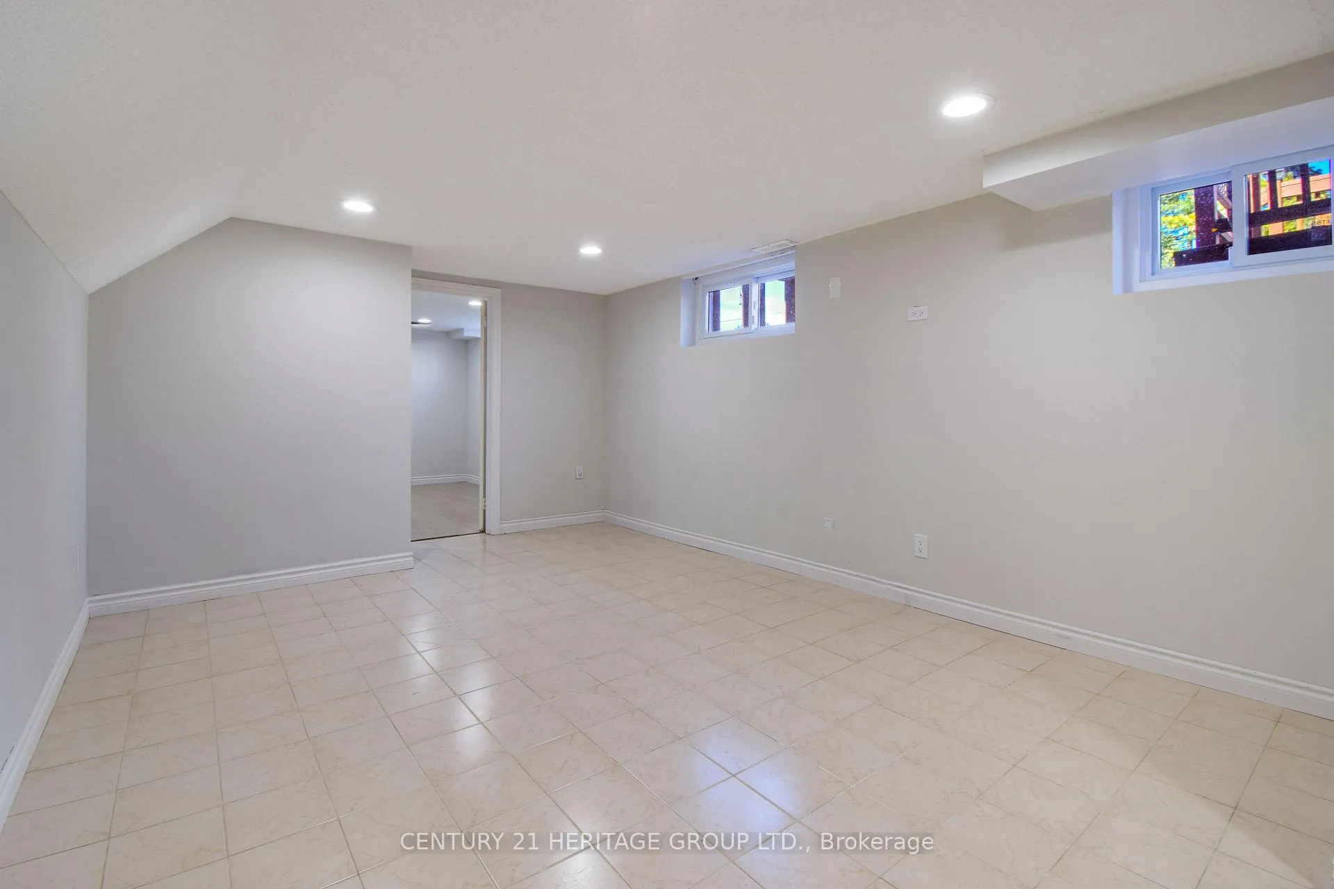 Photo 10 of 114 Elizabeth Grove, King, King City — HOMEH