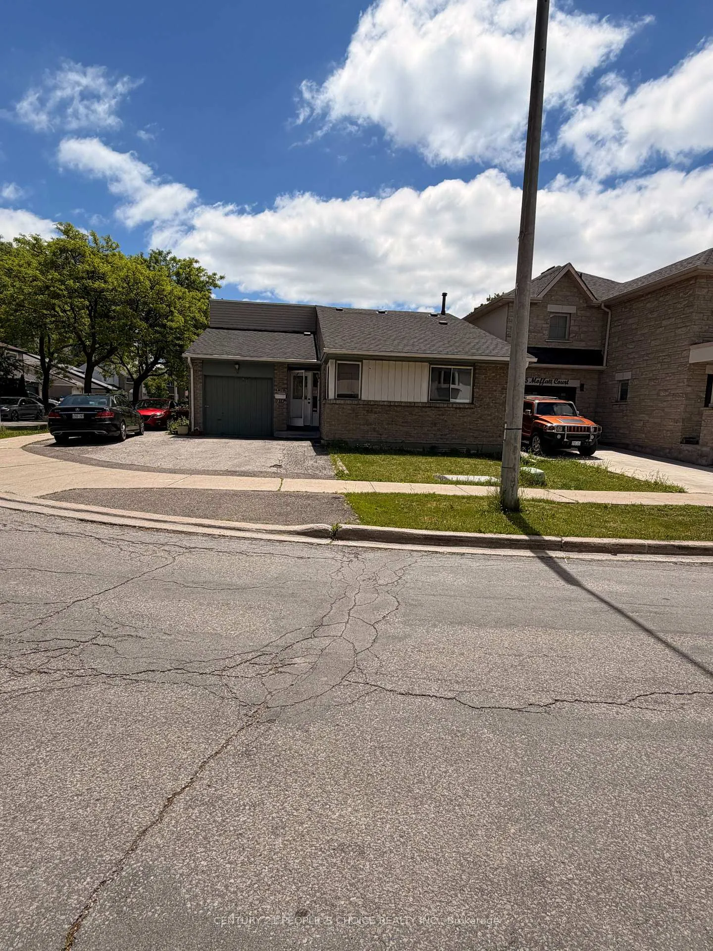 Photo 2 of 7 Moffatt Court, Etobicoke, Mount Olive-Silverstone-Jamestown — HOMEH