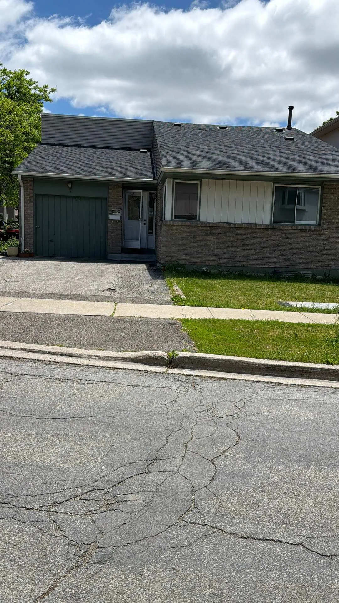 Photo 3 of 7 Moffatt Court, Etobicoke, Mount Olive-Silverstone-Jamestown — HOMEH