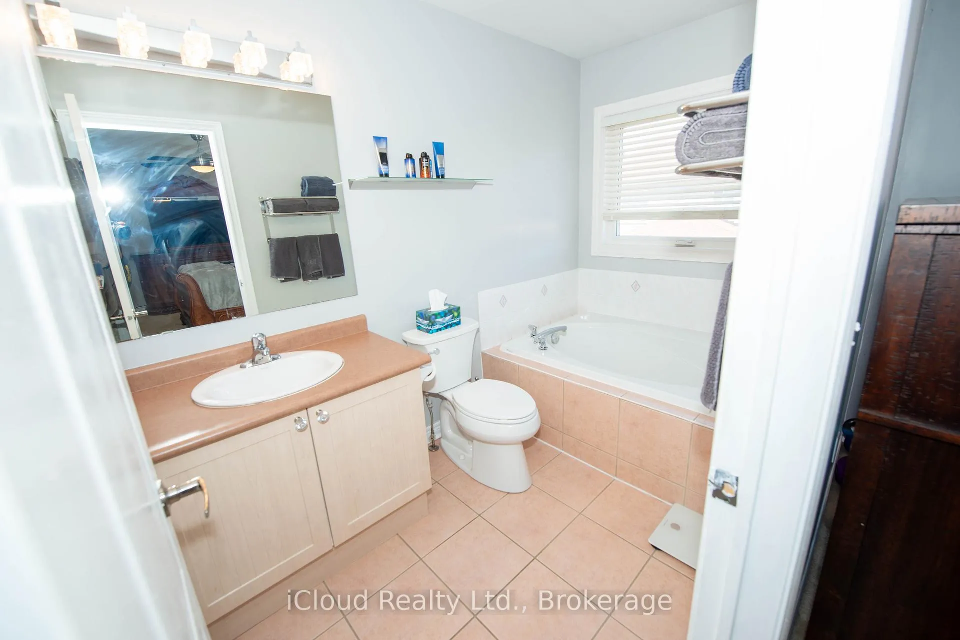 Photo 17 of 19 Fountainview Way, Brampton, Bramalea North Industrial — HOMEH