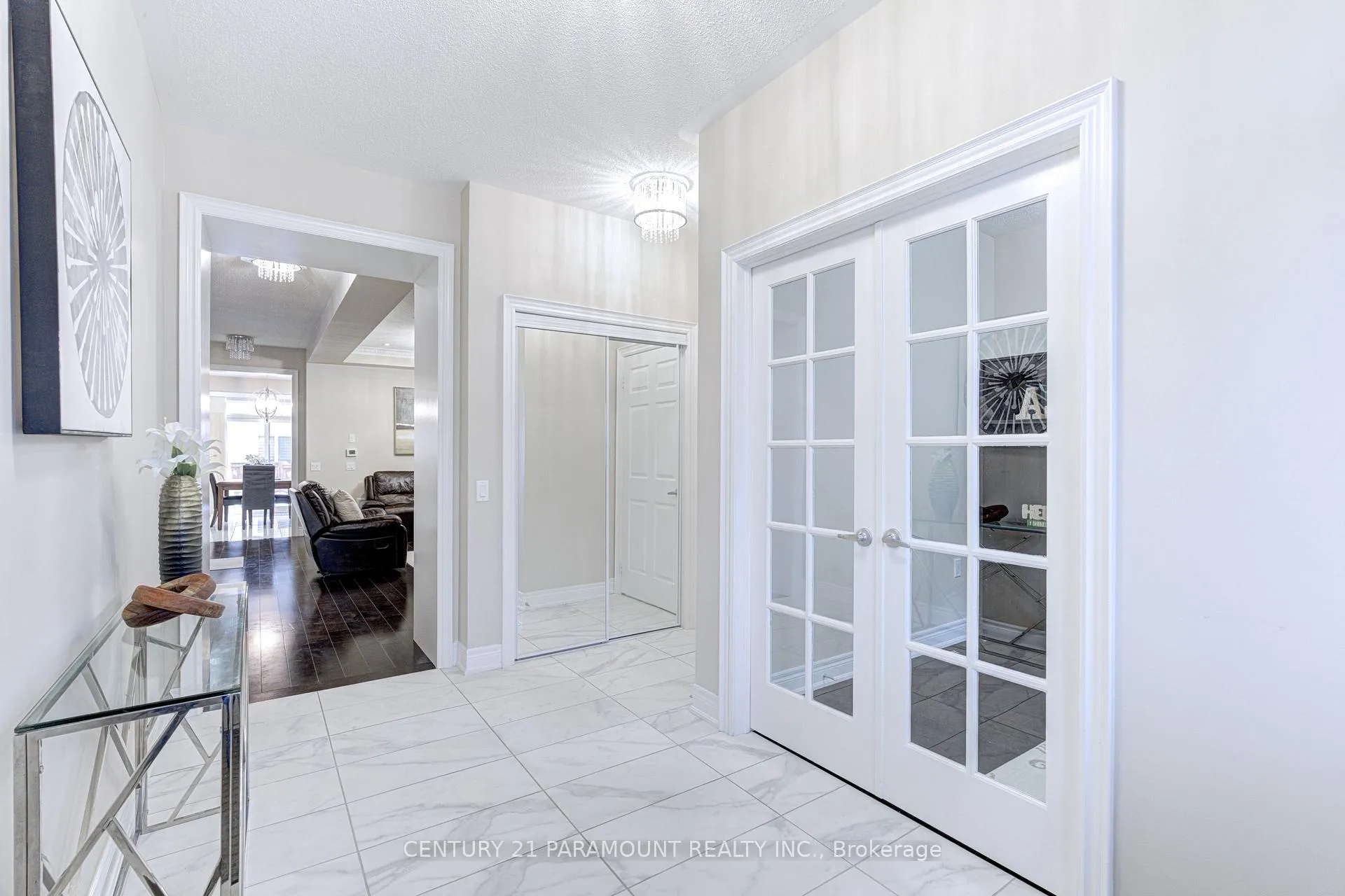 Photo 3 of 563 Dougall Avenue E, Caledon, Rural Caledon — HOMEH