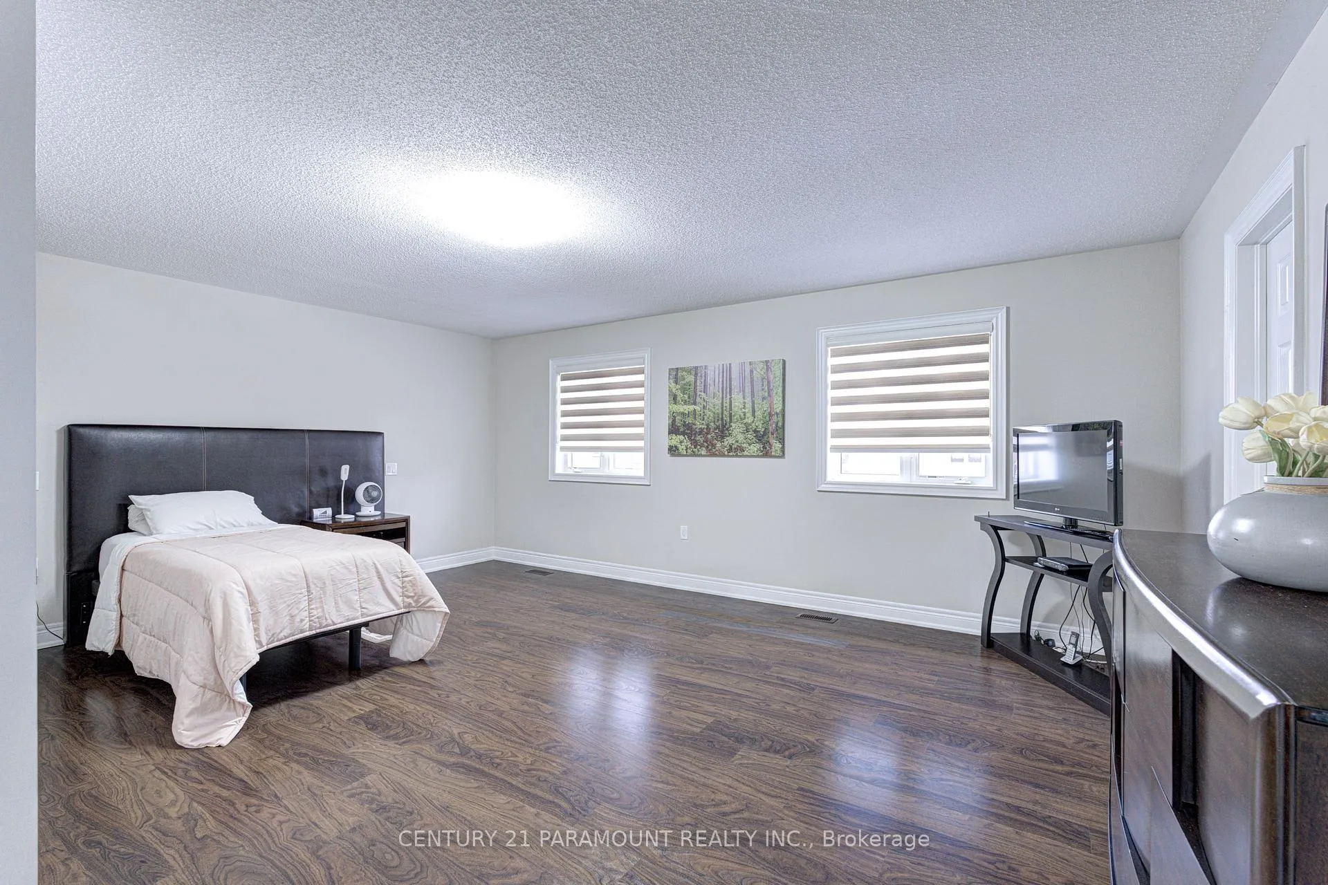 Photo 23 of 563 Dougall Avenue E, Caledon, Rural Caledon — HOMEH