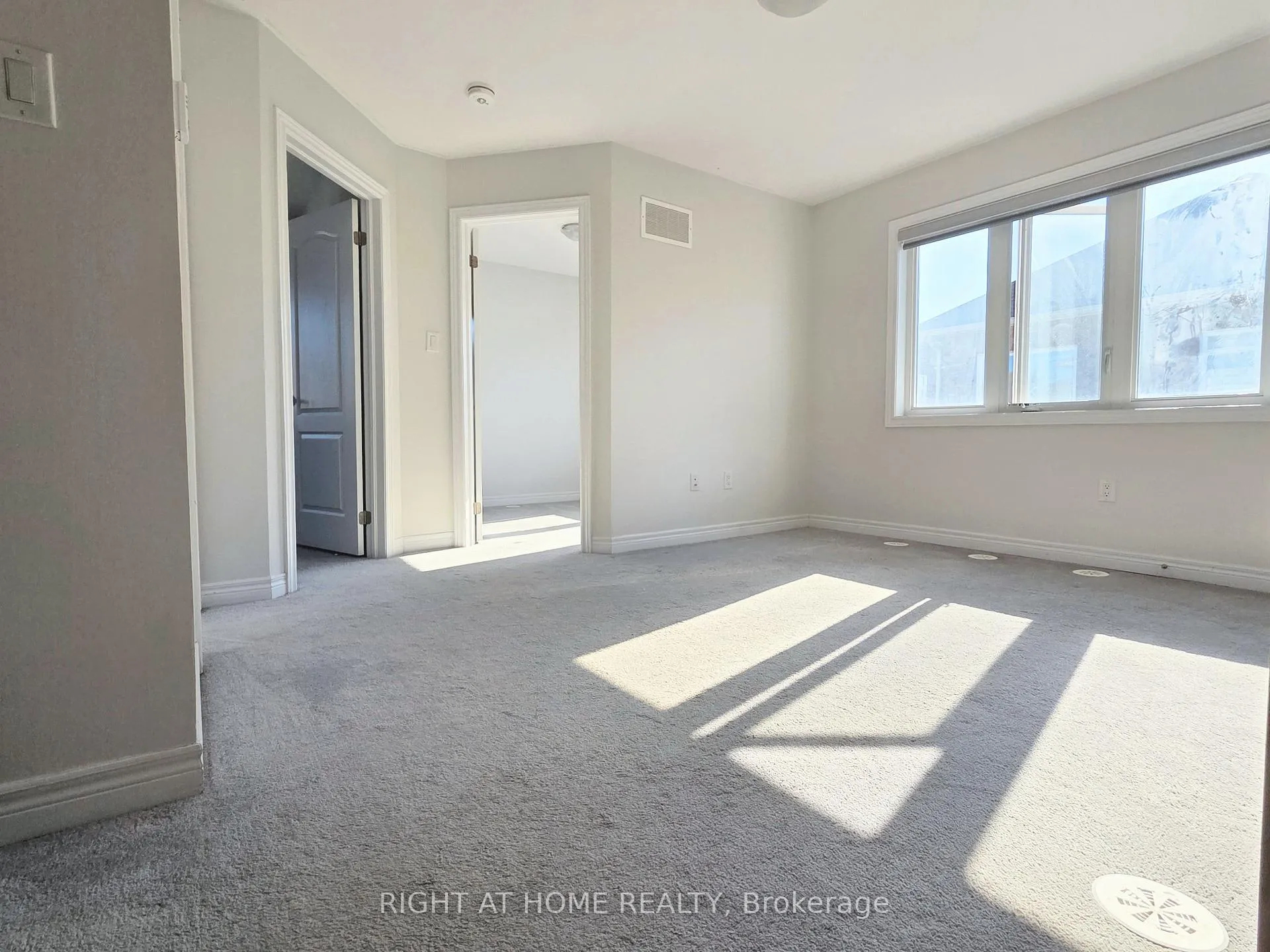 Photo 5 of Unit Coach House, 9 Waterleaf Road, Markham, Cornell — HOMEH