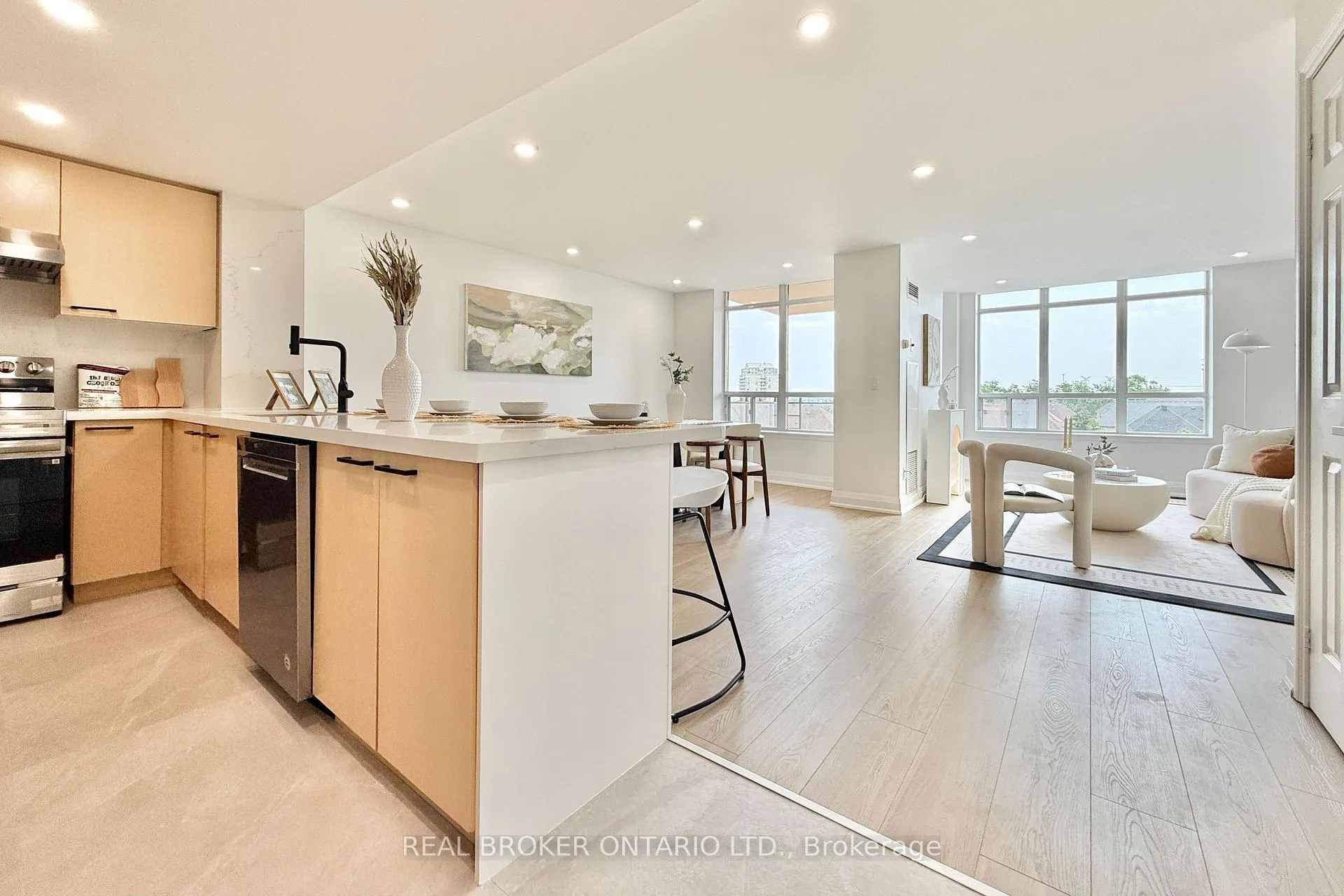 Photo 3 of Unit 611, 130 Pond Drive, Markham, Commerce Valley — HOMEH