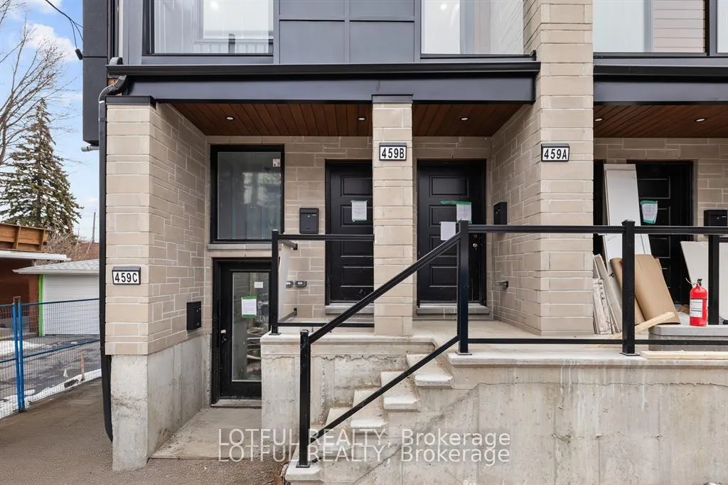 Front of Unit C, 461 Tweedsmuir Avenue