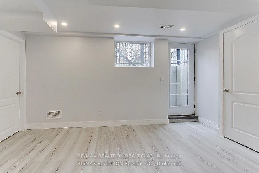 Photo 6 of Unit Bsmnt B, 31 Goodman Crescent, Vaughan, Maple — HOMEH