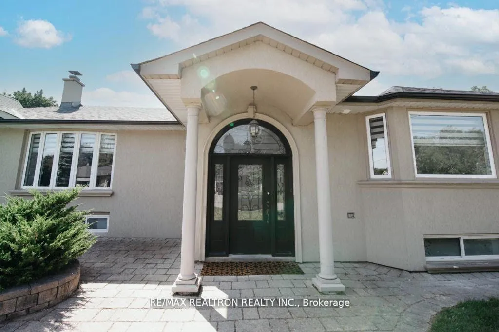 Photo 3 of 31 Goodman ( Main Floor) Crescent, Vaughan, Maple — HOMEH