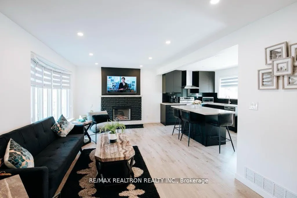 Photo 8 of 31 Goodman ( Main Floor) Crescent, Vaughan, Maple — HOMEH