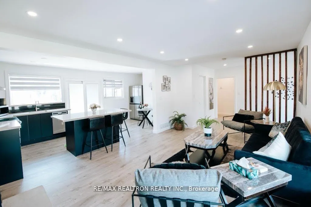 Photo 9 of 31 Goodman ( Main Floor) Crescent, Vaughan, Maple — HOMEH