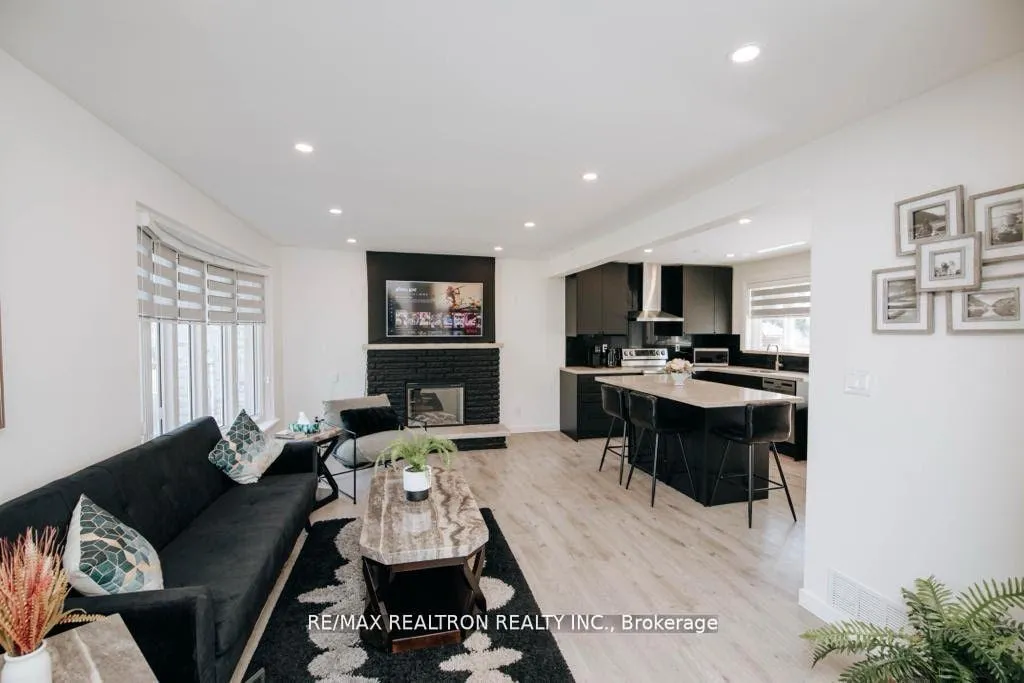 Photo 13 of 31 Goodman ( Main Floor) Crescent, Vaughan, Maple — HOMEH