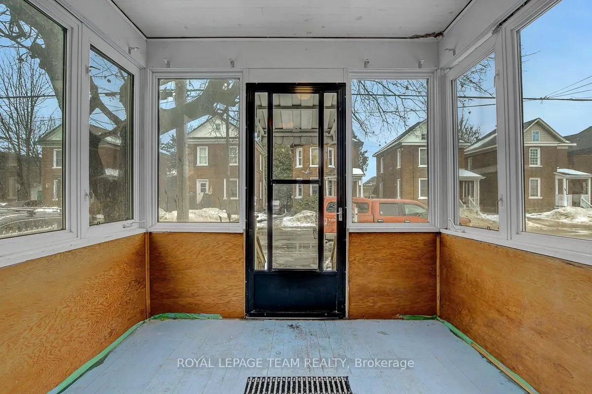 Photo 3 of 87 Russell Street E, Smiths Falls — HOMEH