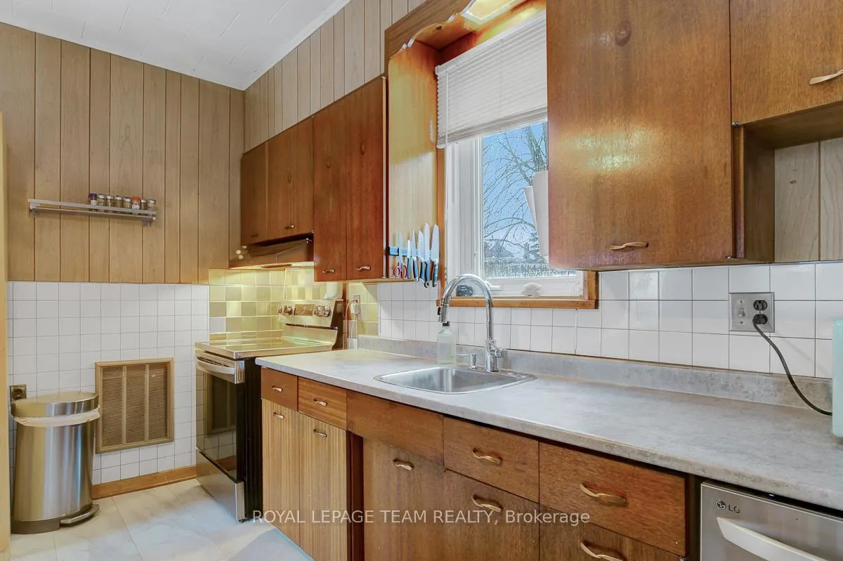 Photo 16 of 87 Russell Street E, Smiths Falls — HOMEH