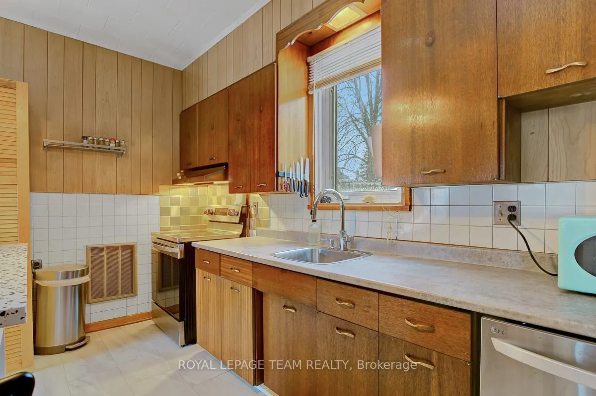 Photo 19 of 87 Russell Street E, Smiths Falls — HOMEH
