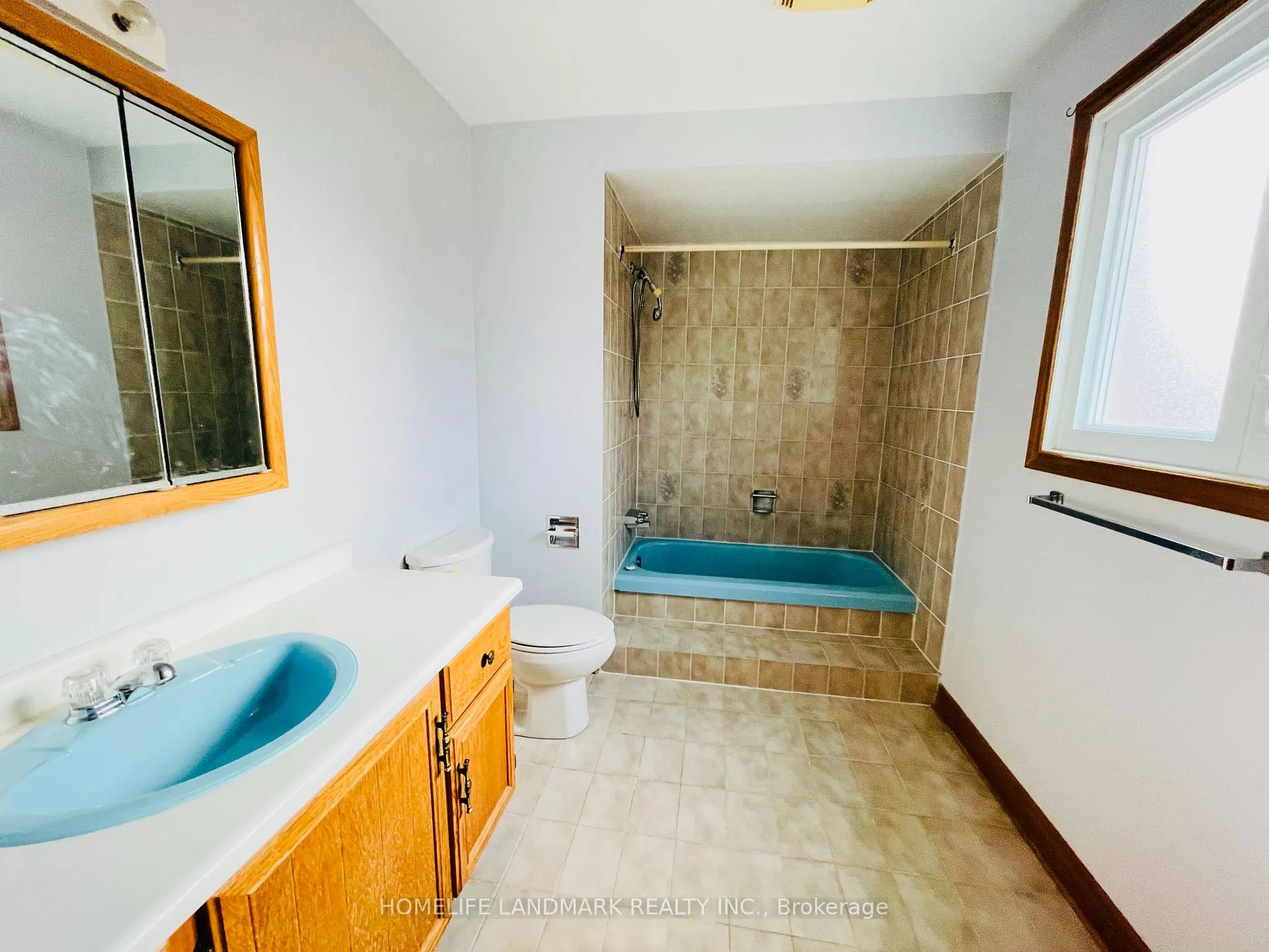 Photo 9 of 121 Harmonia Crescent, Vaughan, West Woodbridge — HOMEH