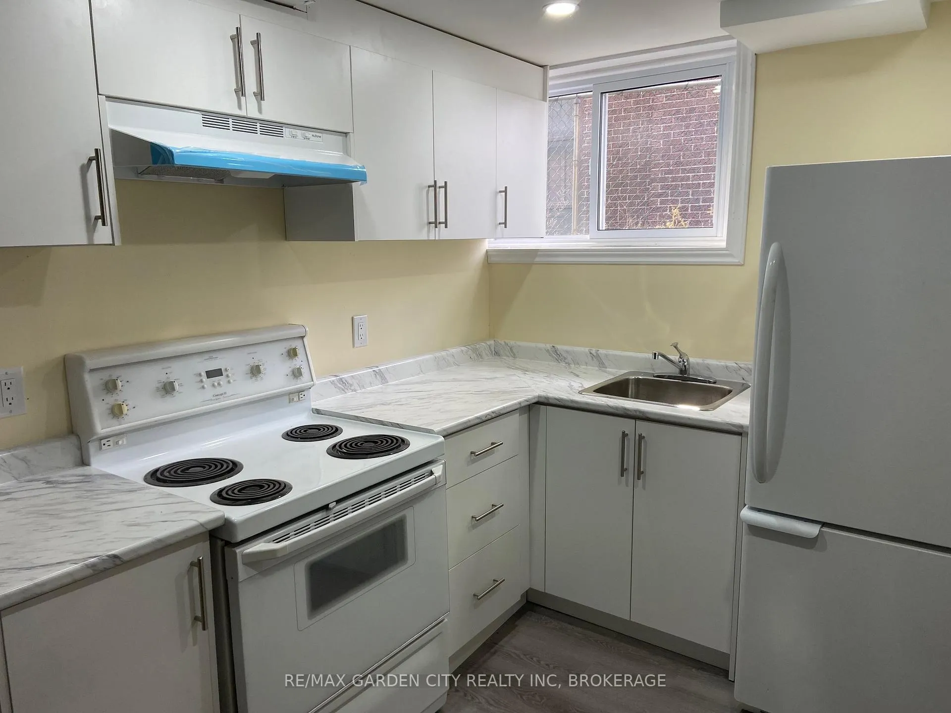 Photo 2 of Unit Lower, 9 Stonegate Drive, St. Catharines, Secord Woods — HOMEH