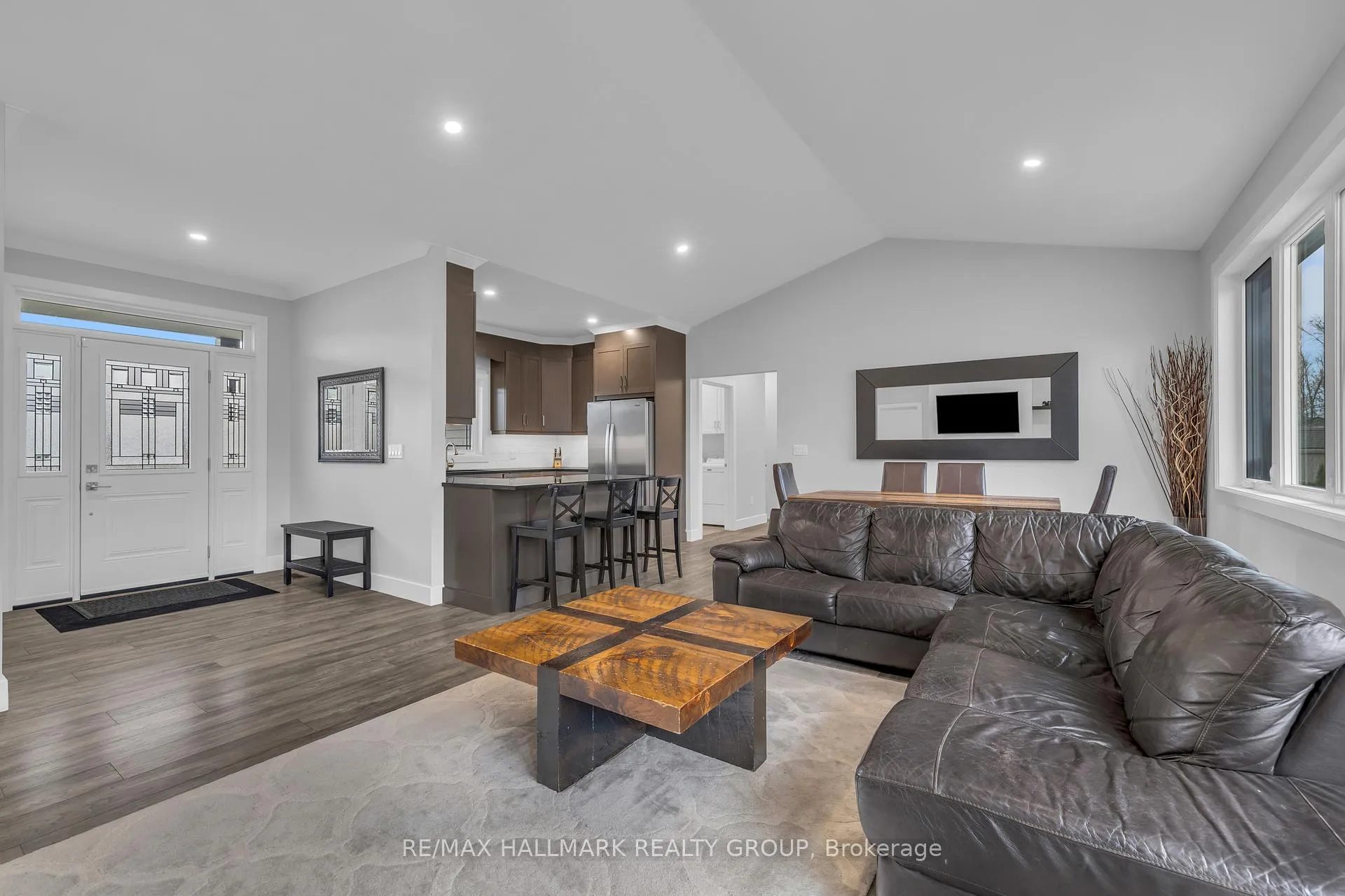 Photo 4 of 1077 Shearer Drive, Brockville — HOMEH