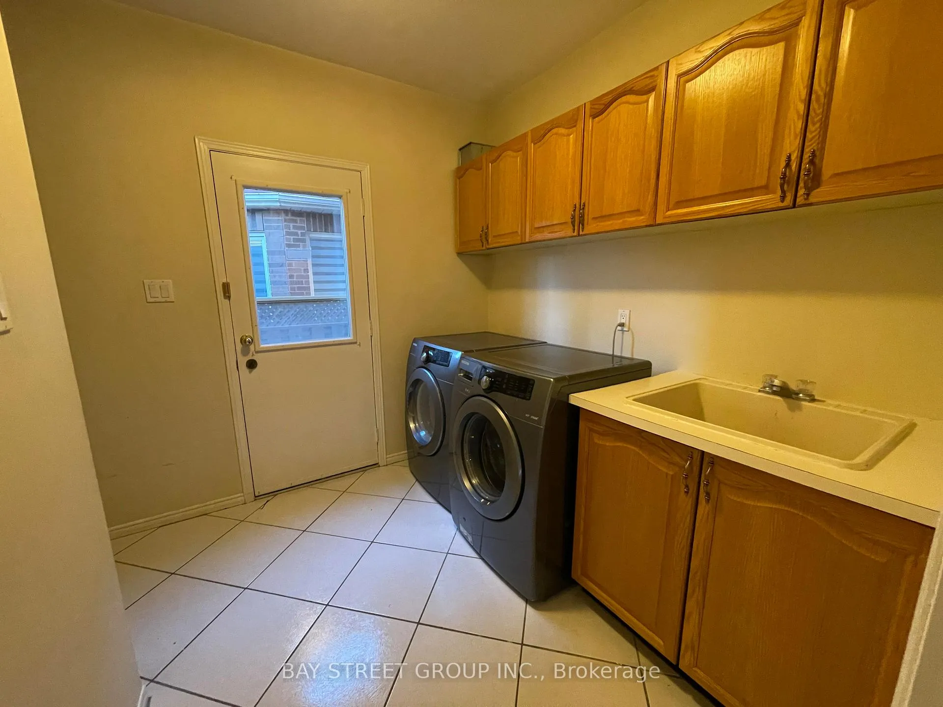 Photo 3 of 36 Tomlinson Circle, Markham, Buttonville — HOMEH