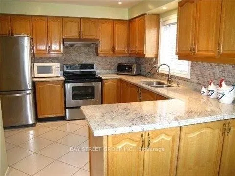 Photo 4 of 36 Tomlinson Circle, Markham, Buttonville — HOMEH