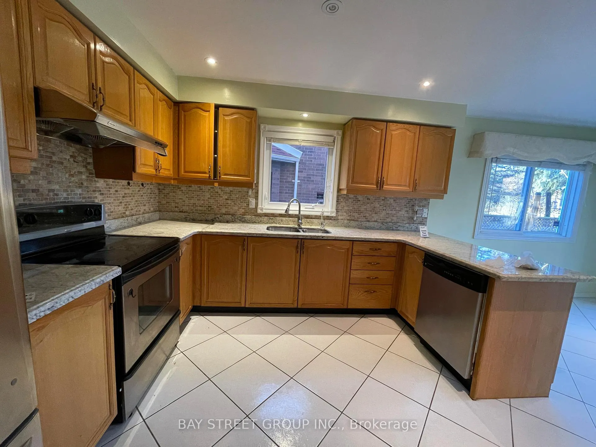 Photo 5 of 36 Tomlinson Circle, Markham, Buttonville — HOMEH