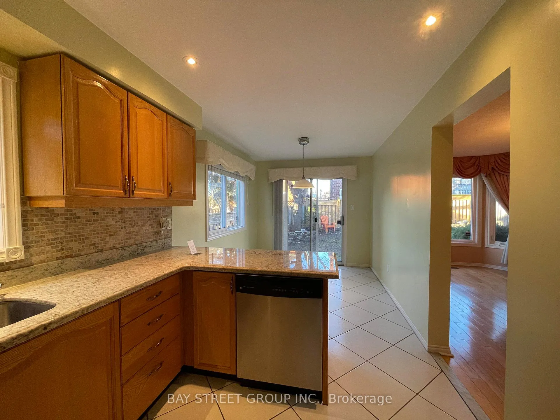 Photo 6 of 36 Tomlinson Circle, Markham, Buttonville — HOMEH