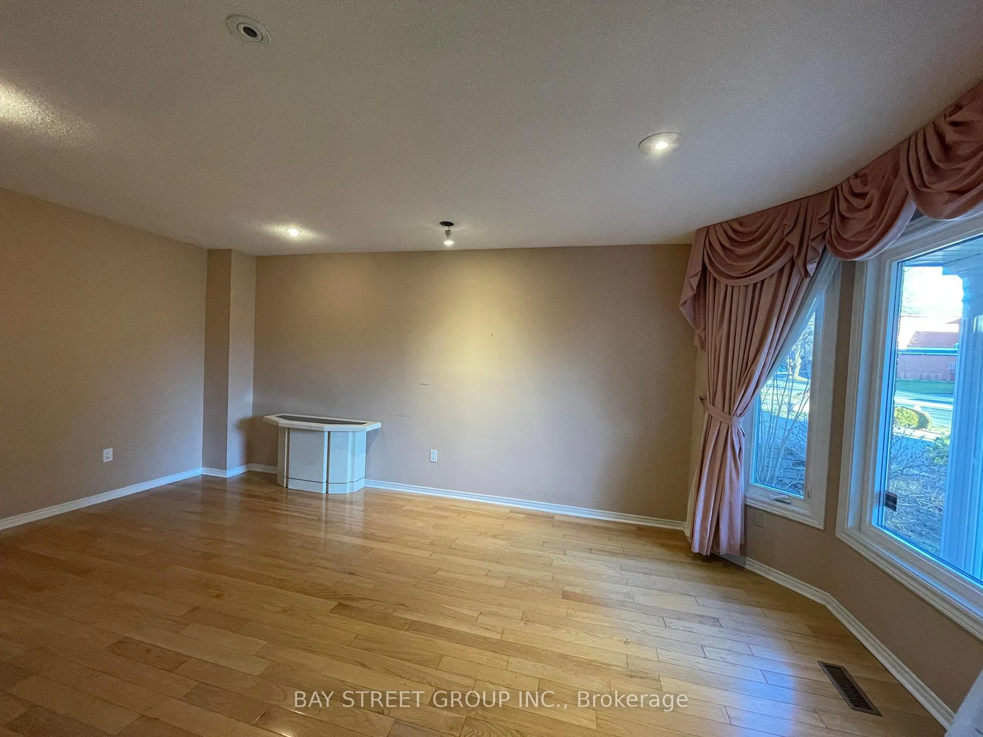 Photo 10 of 36 Tomlinson Circle, Markham, Buttonville — HOMEH