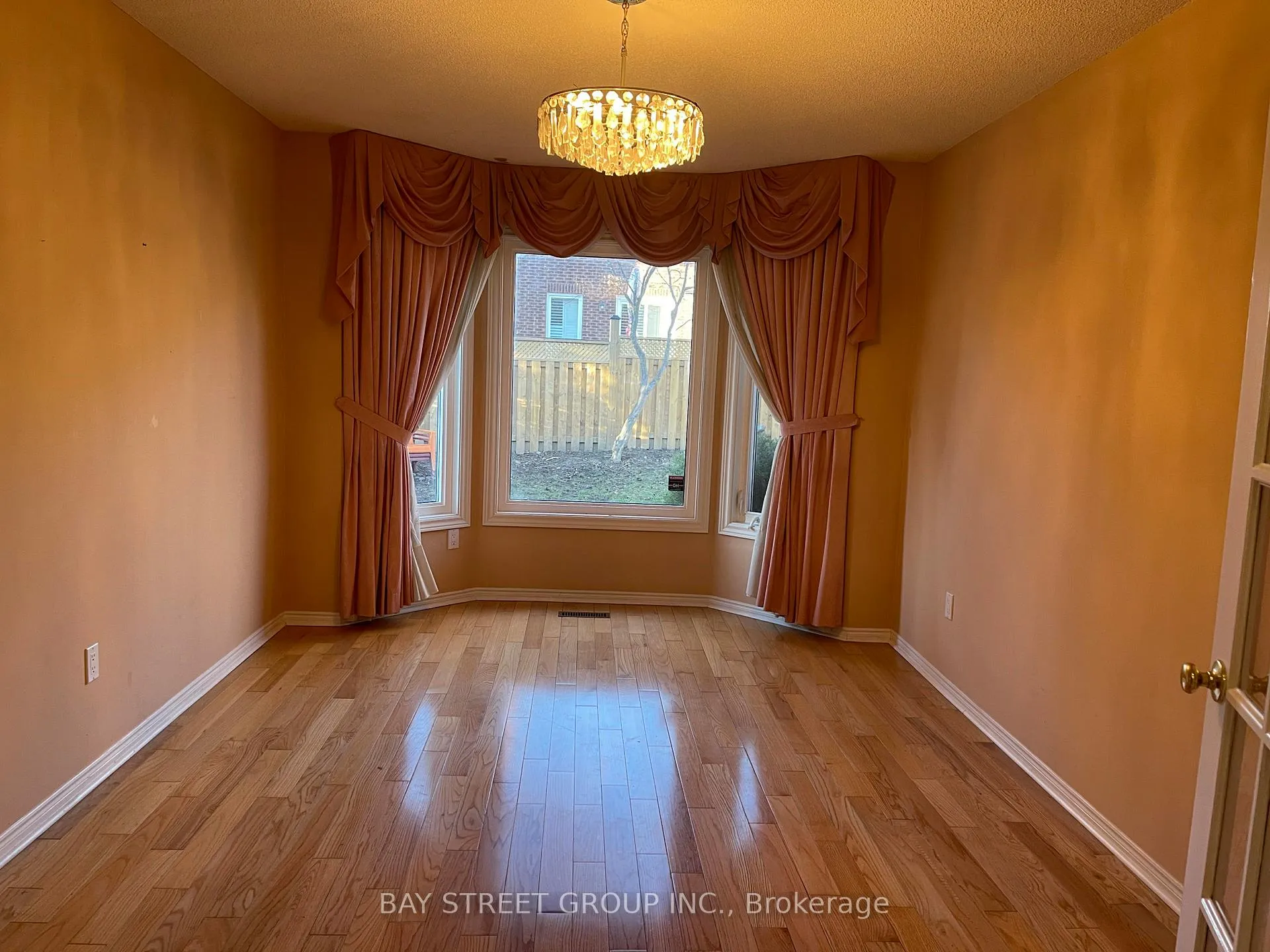 Photo 11 of 36 Tomlinson Circle, Markham, Buttonville — HOMEH