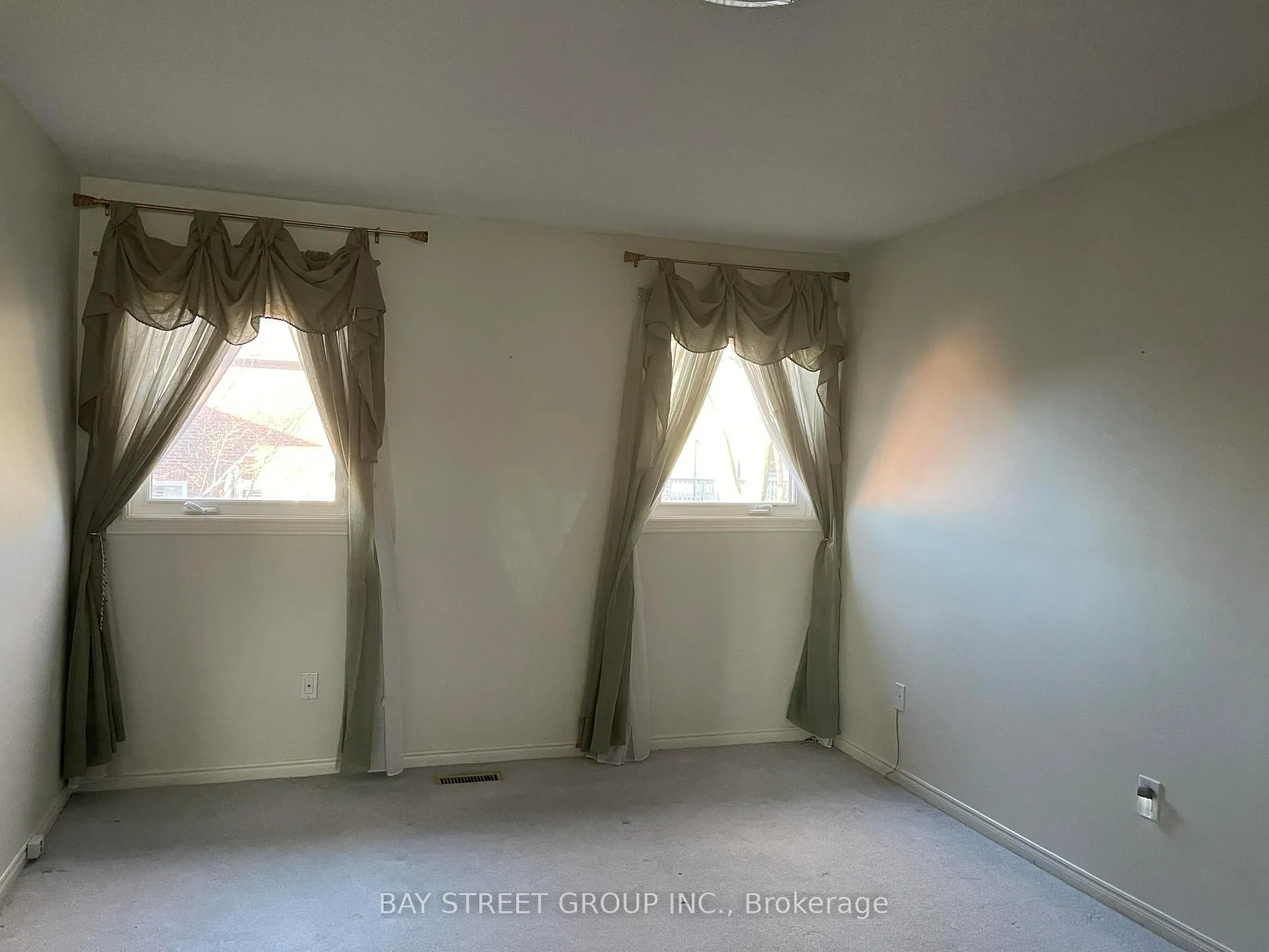 Photo 12 of 36 Tomlinson Circle, Markham, Buttonville — HOMEH