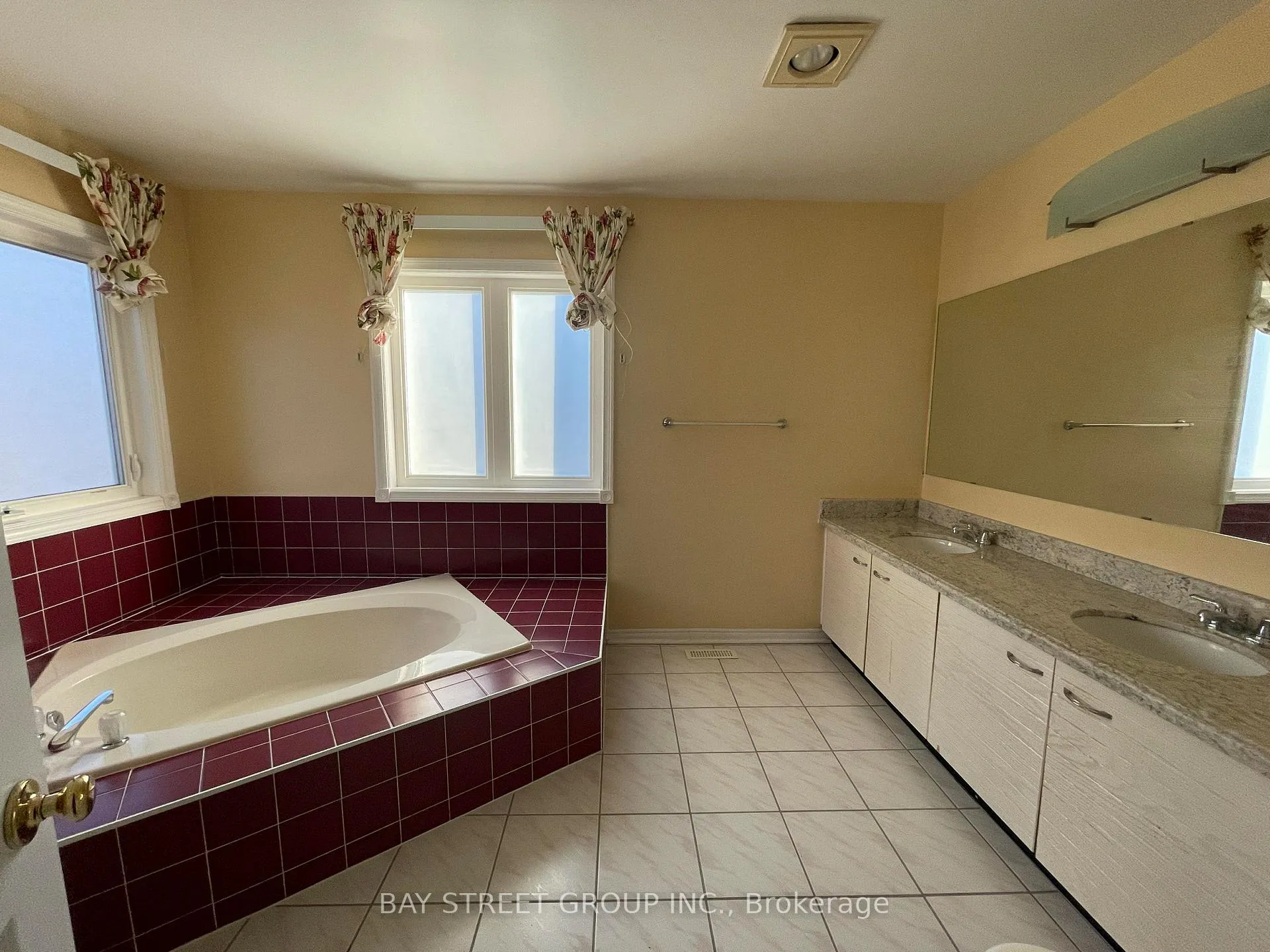 Photo 13 of 36 Tomlinson Circle, Markham, Buttonville — HOMEH