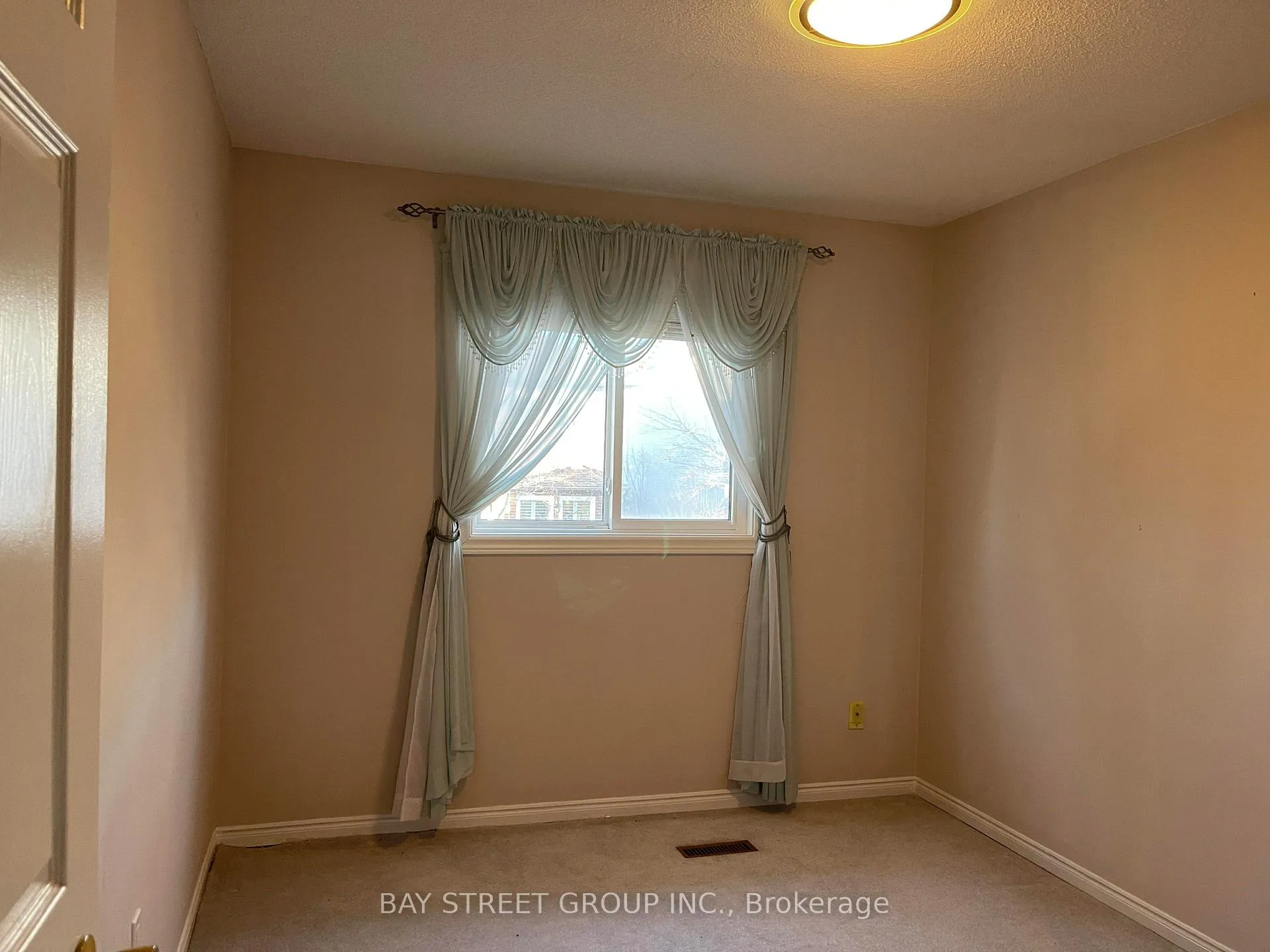 Photo 14 of 36 Tomlinson Circle, Markham, Buttonville — HOMEH