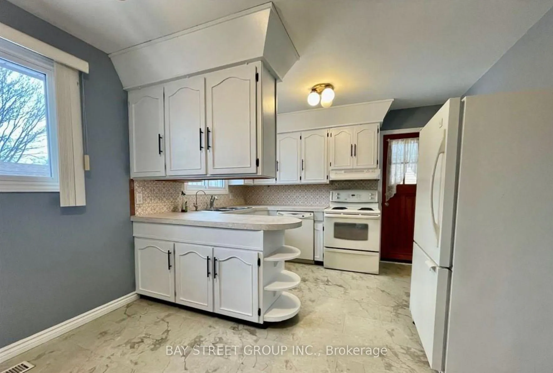 Photo 4 of 6852 Hagar Avenue, Niagara Falls, Arad/Fallsview — HOMEH