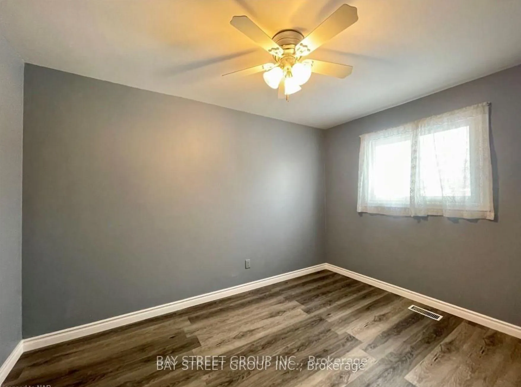 Photo 10 of 6852 Hagar Avenue, Niagara Falls, Arad/Fallsview — HOMEH