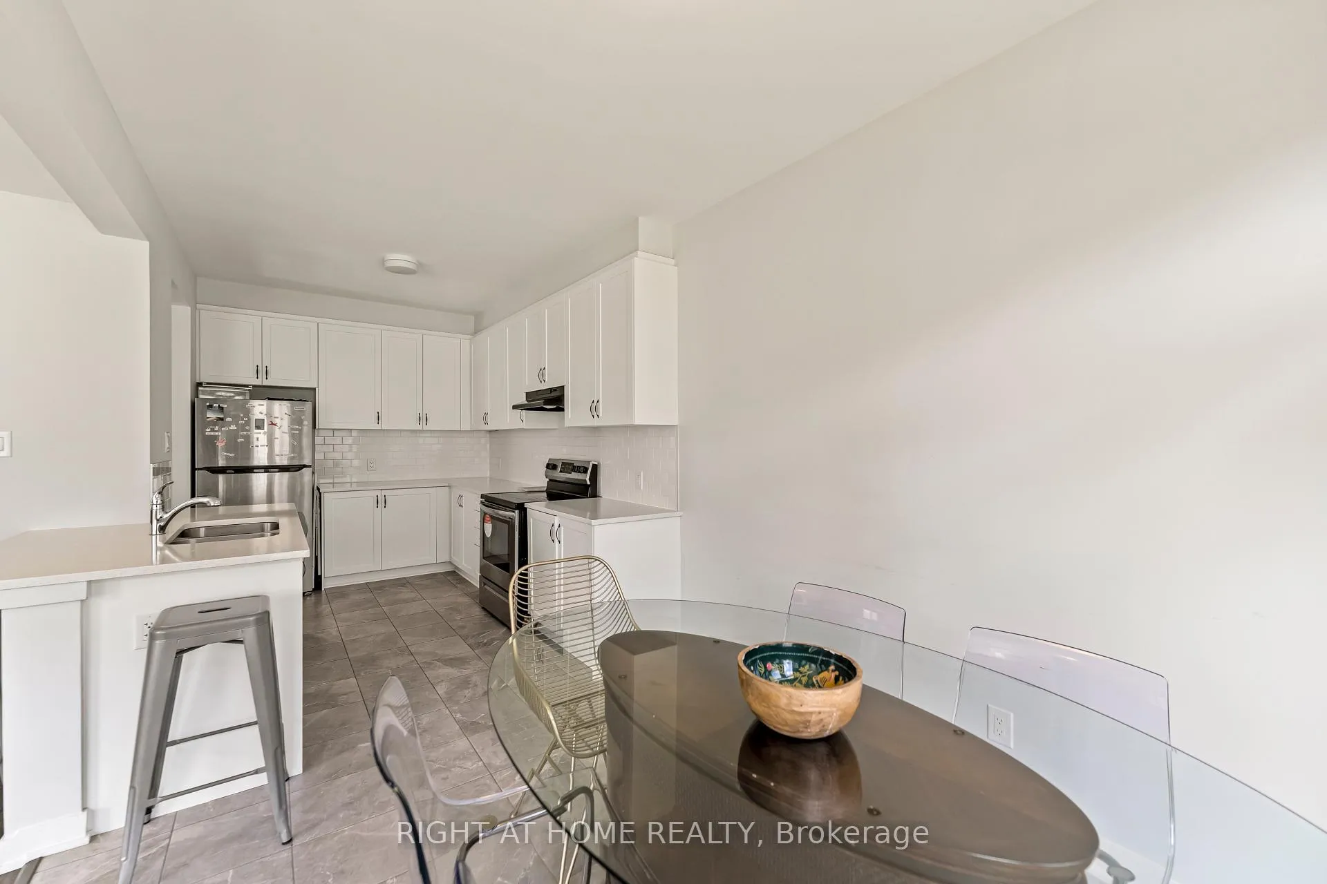 Photo 15 of 221 Billrian Crescent, Ottawa, Stittsville (North) — HOMEH