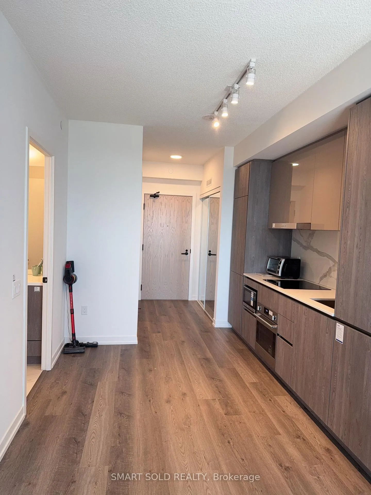 Photo 2 of Unit 5611, 8 Interchange Way, Vaughan, Vaughan Corporate Centre — HOMEH