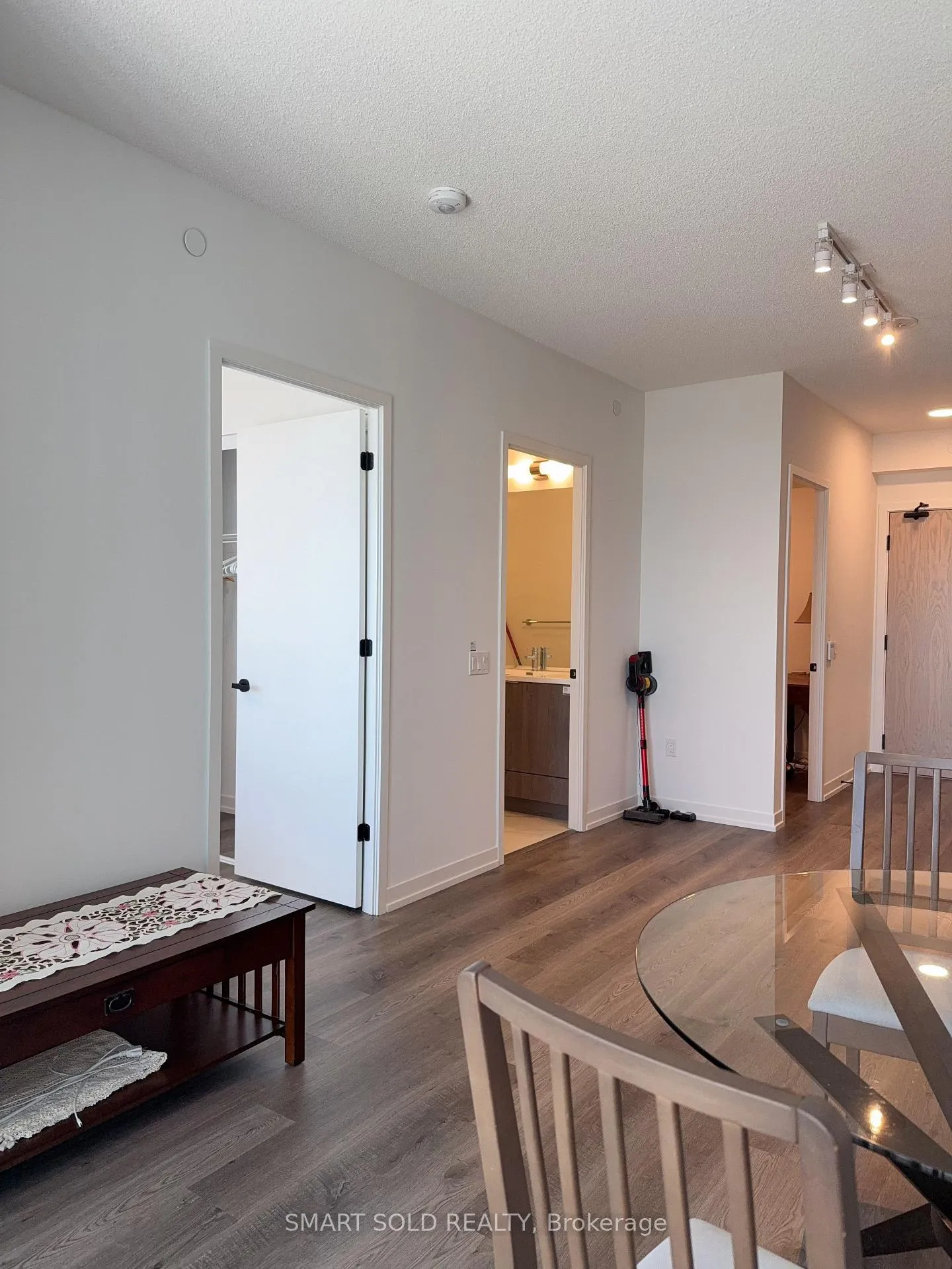 Photo 4 of Unit 5611, 8 Interchange Way, Vaughan, Vaughan Corporate Centre — HOMEH