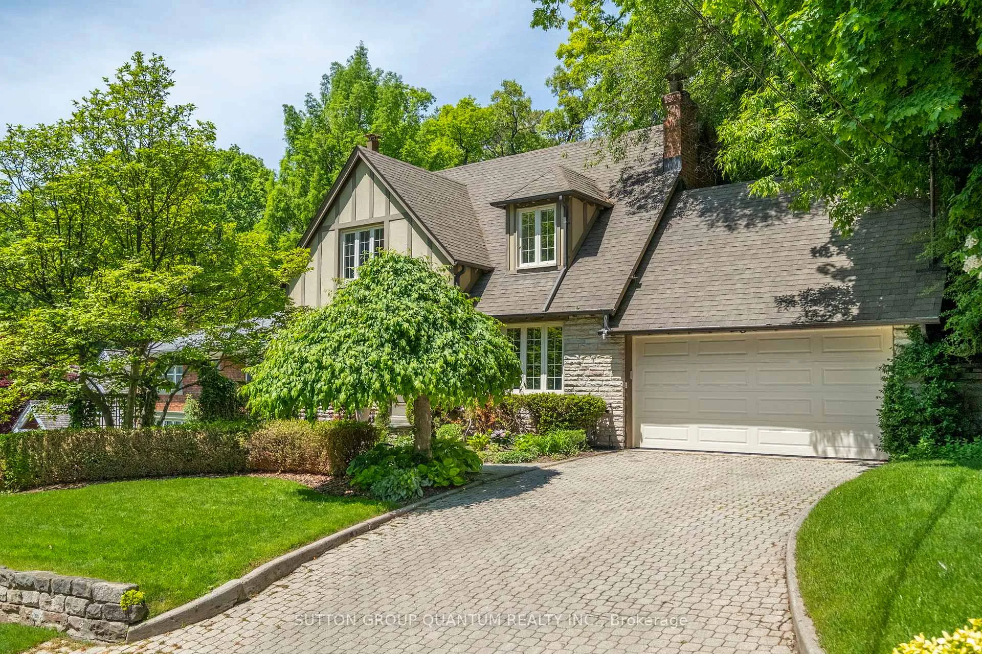 Photo 2 of 8 Riverside Crescent, Toronto, High Park-Swansea — HOMEH