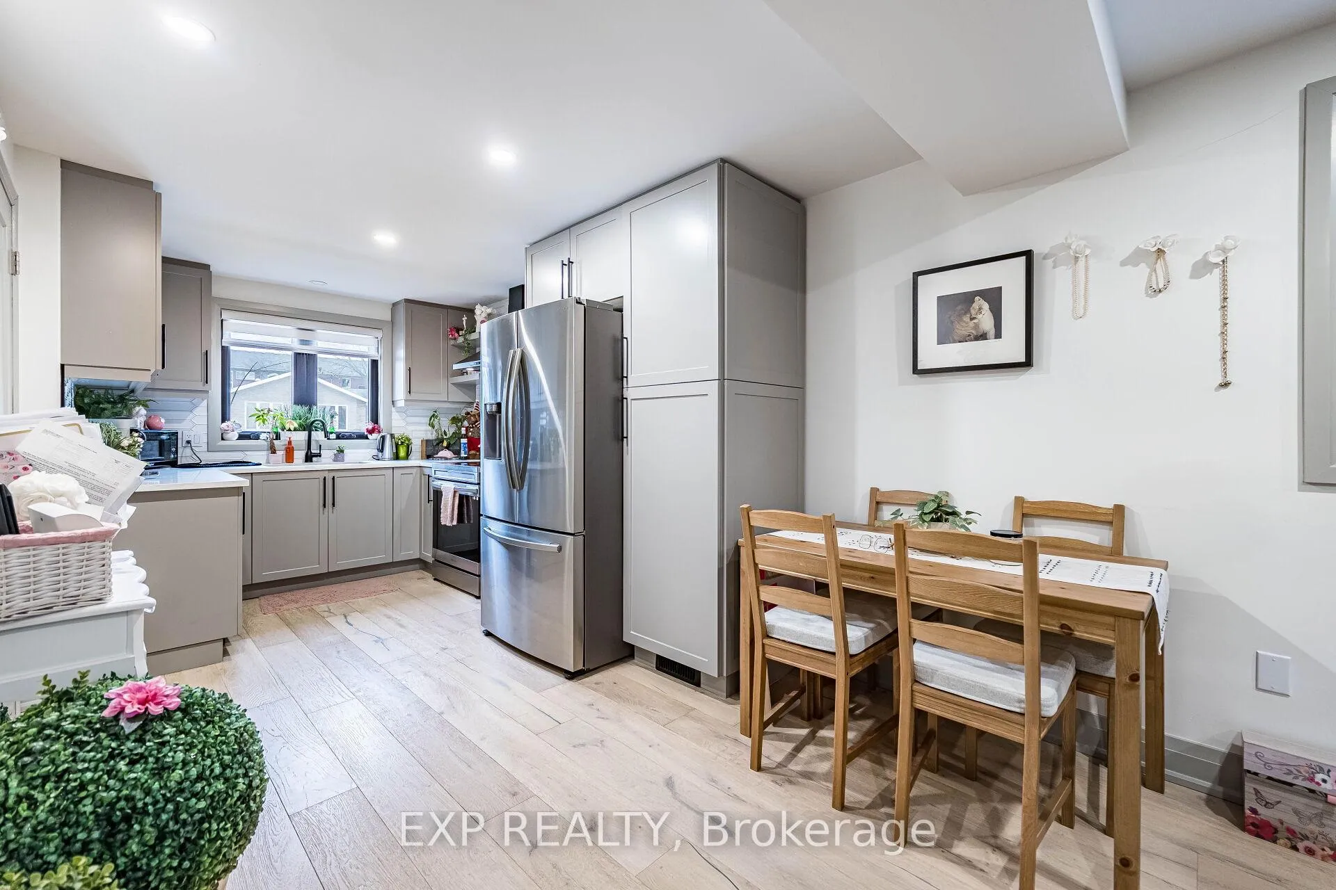 Photo 7 of 7623 Chorozy Street, Niagara Falls, Ascot — HOMEH