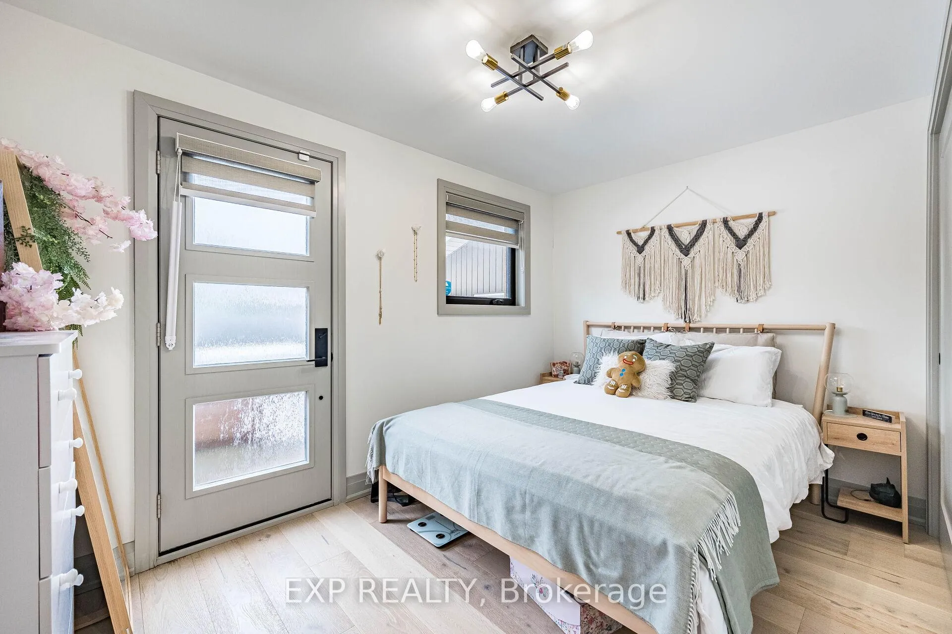 Photo 9 of 7623 Chorozy Street, Niagara Falls, Ascot — HOMEH