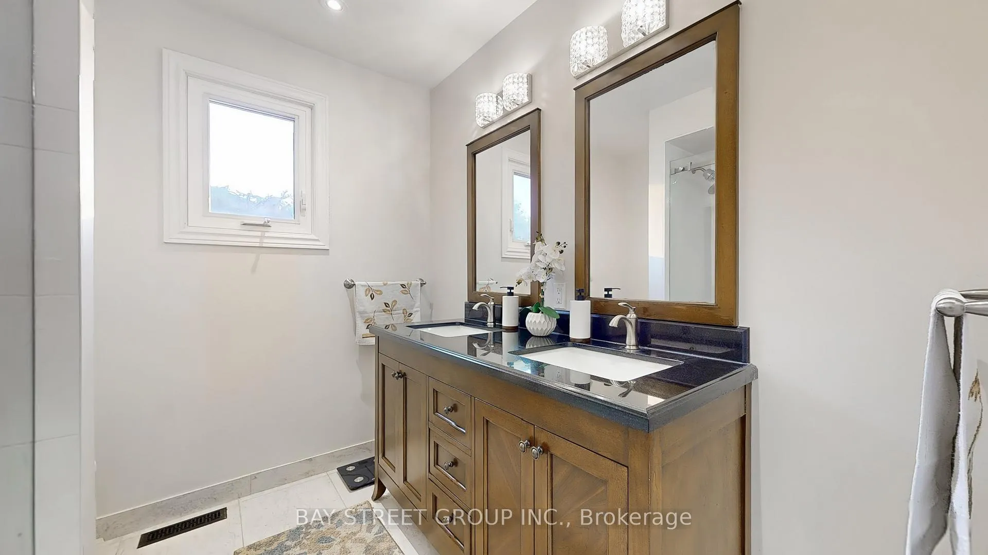 Photo 30 of 57 Whitburn Crescent, Vaughan, Maple — HOMEH