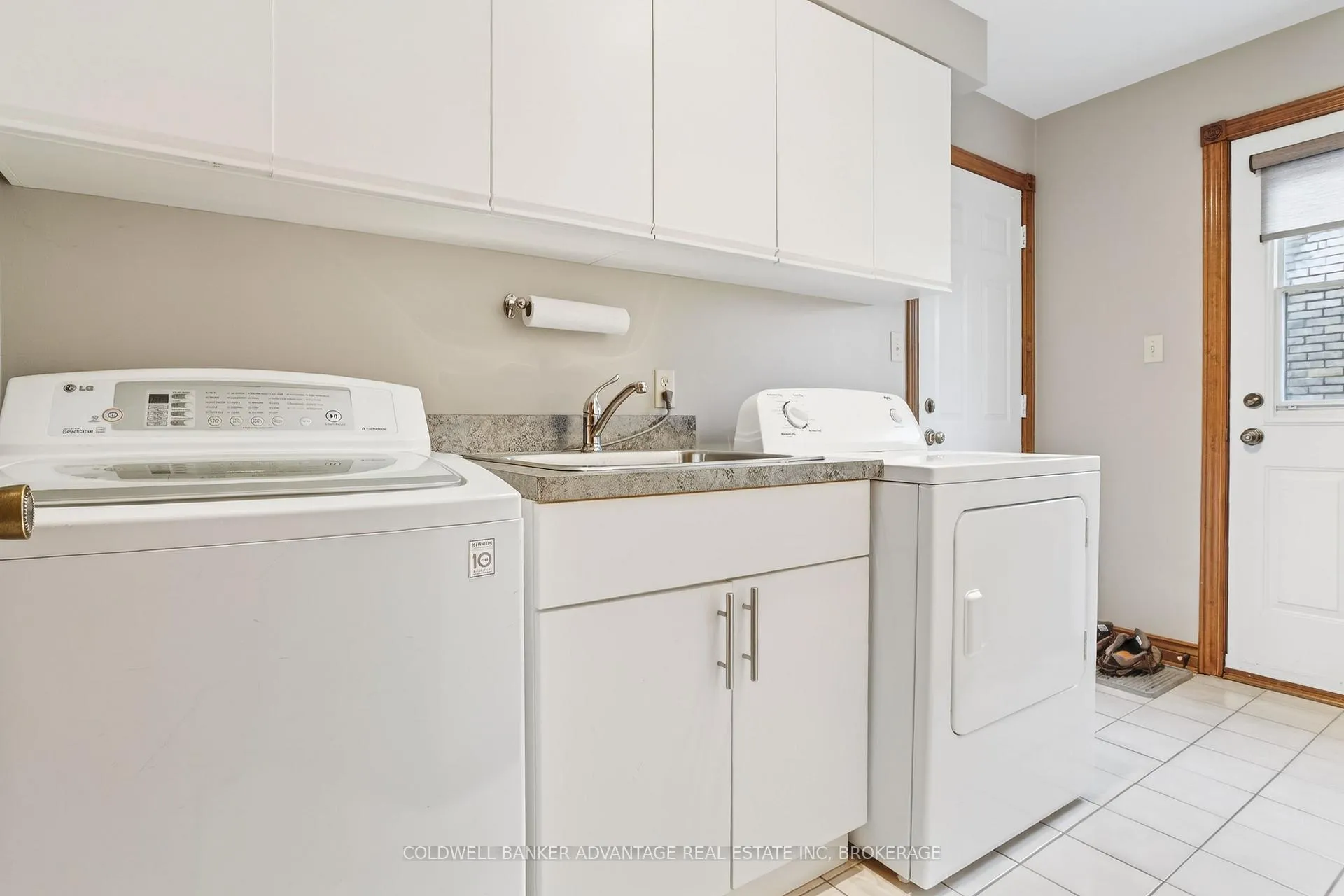 Photo 12 of 41 Adel Drive E, St. Catharines, Carlton/Bunting — HOMEH