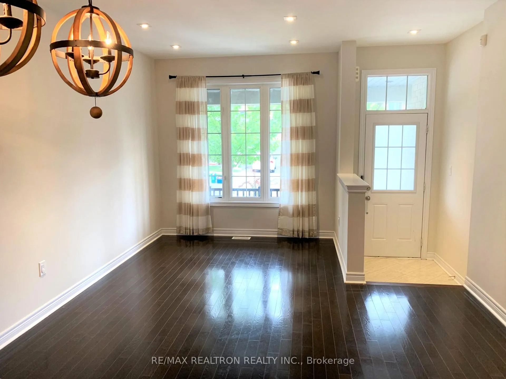 Photo 3 of 10 James Glover Drive, Markham, Berczy — HOMEH