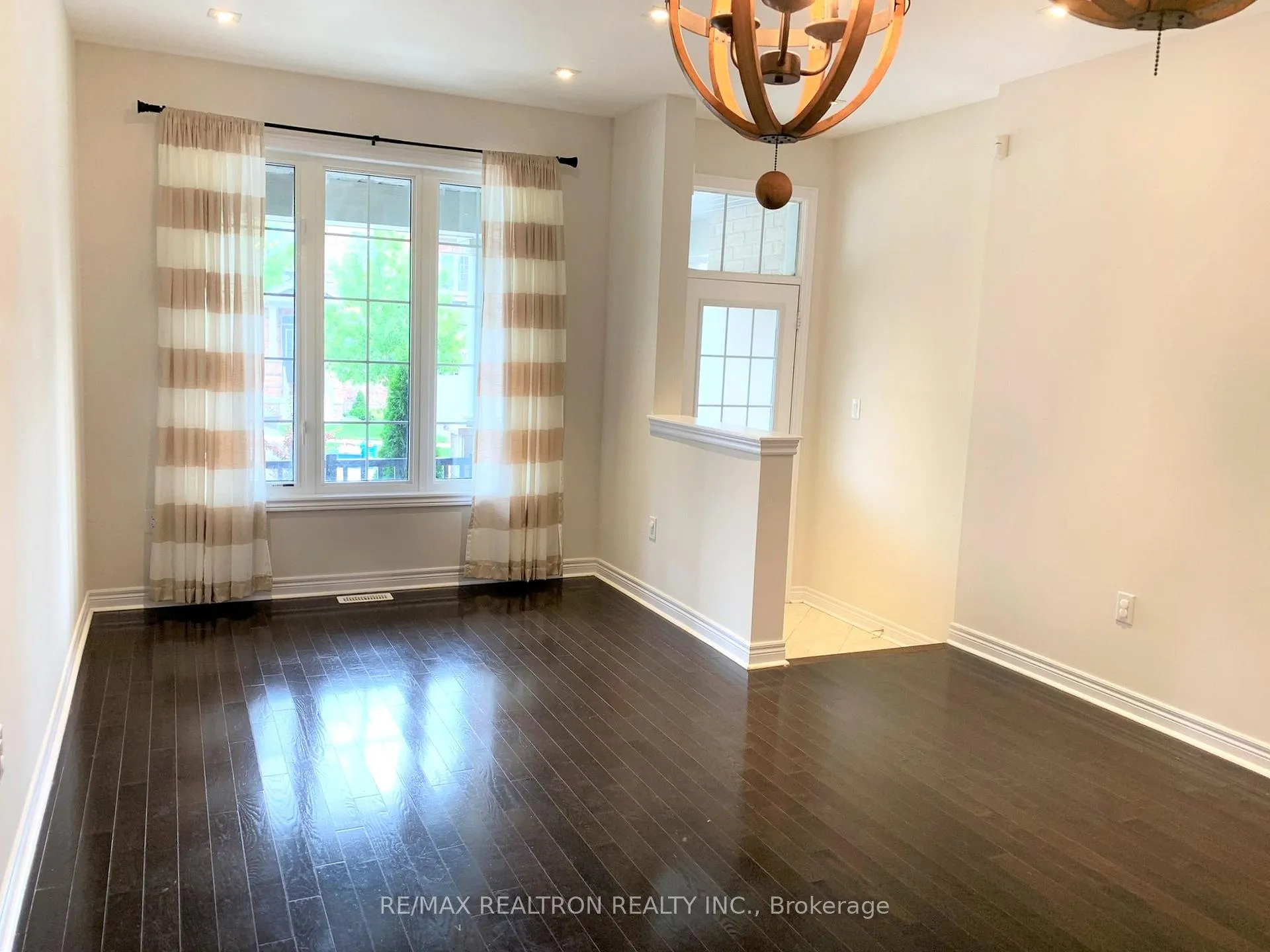 Photo 4 of 10 James Glover Drive, Markham, Berczy — HOMEH
