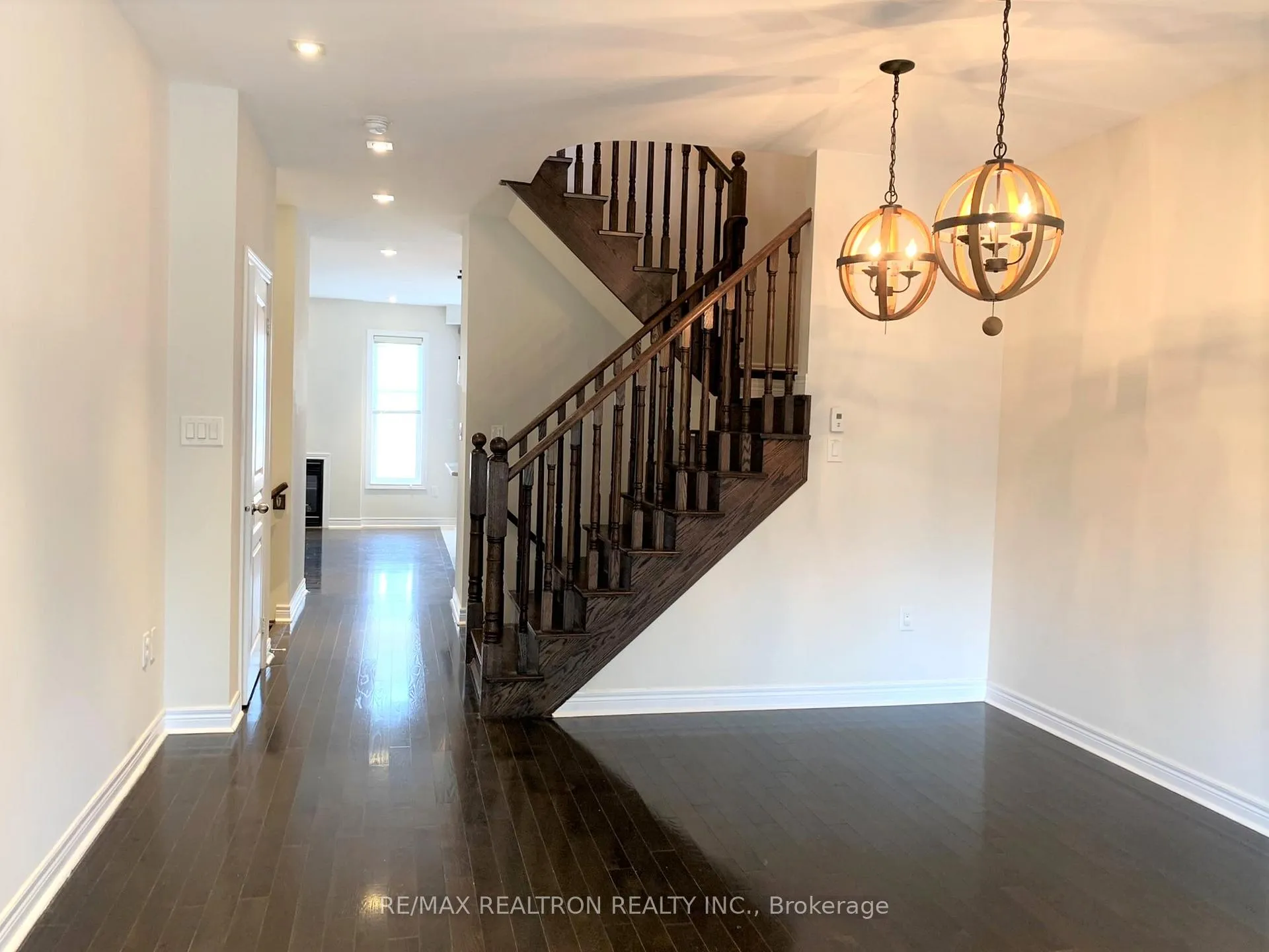 Photo 5 of 10 James Glover Drive, Markham, Berczy — HOMEH