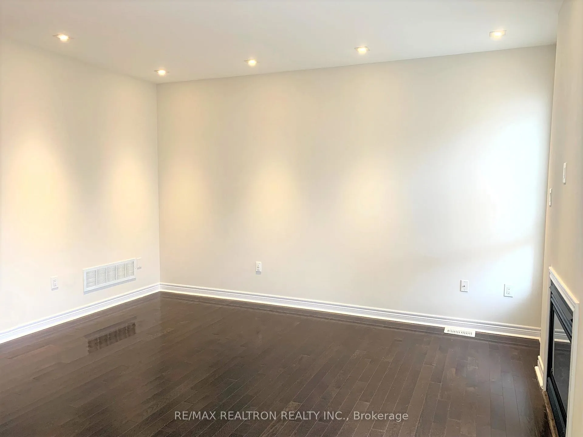 Photo 8 of 10 James Glover Drive, Markham, Berczy — HOMEH