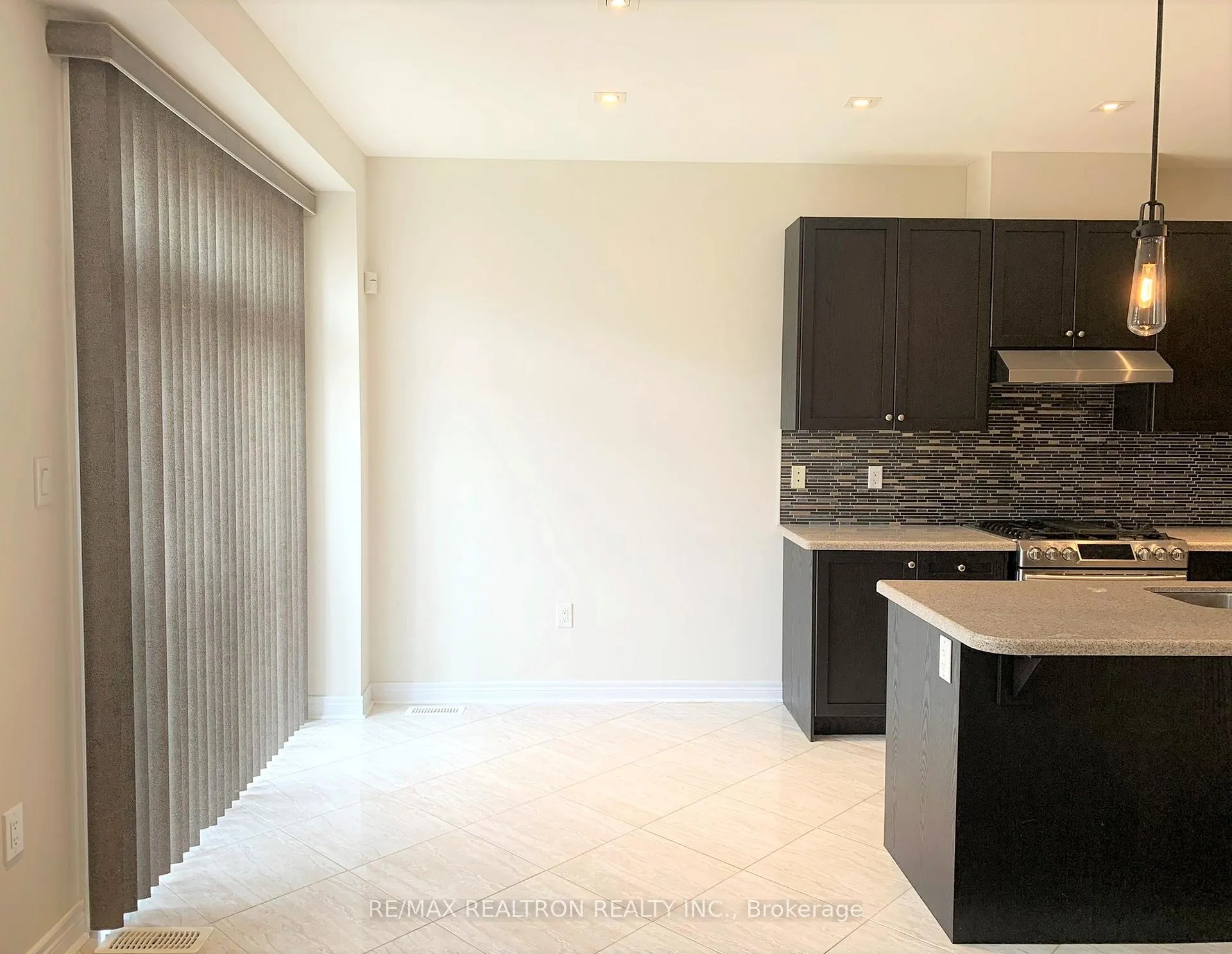 Photo 13 of 10 James Glover Drive, Markham, Berczy — HOMEH