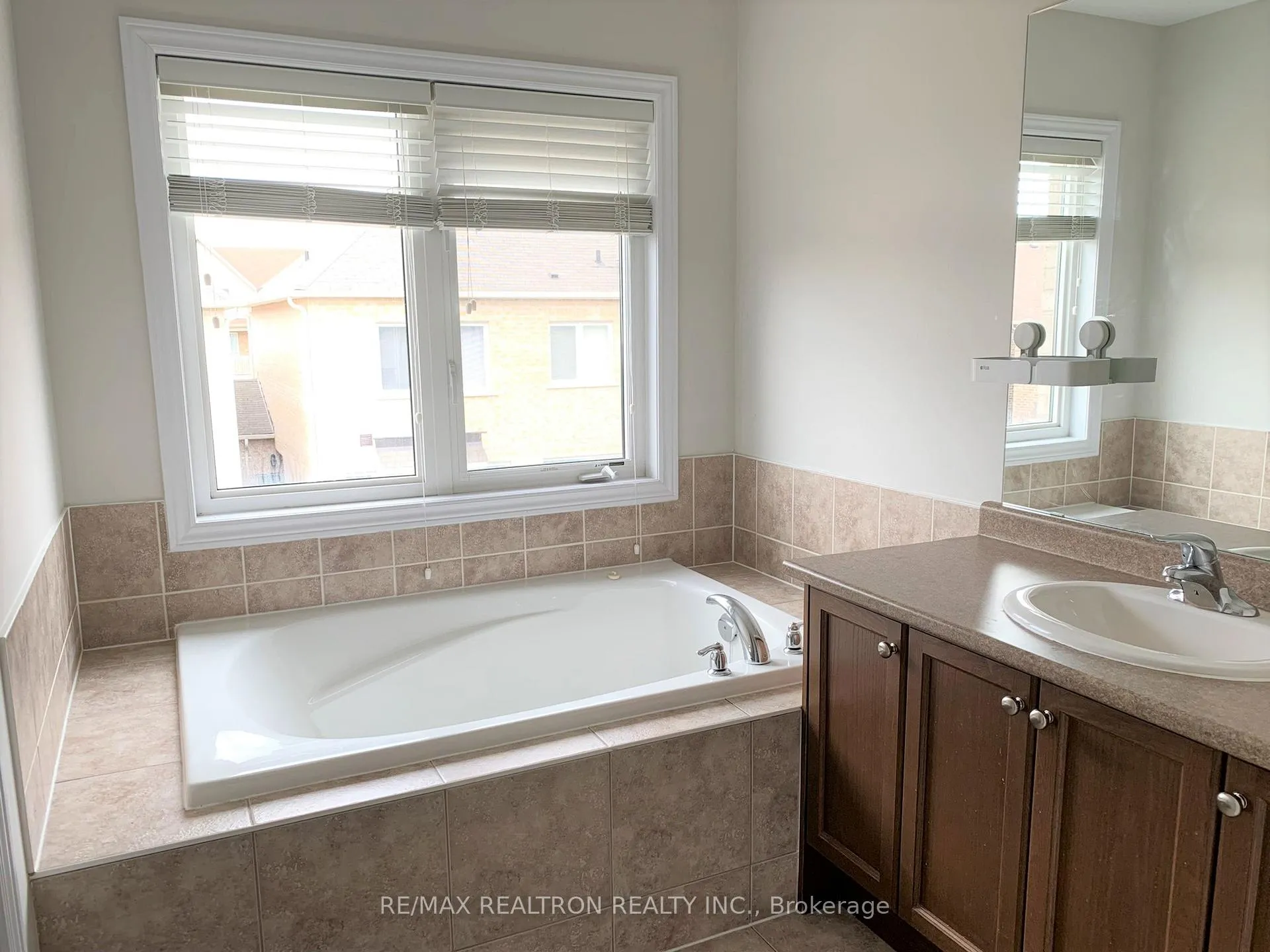 Photo 17 of 10 James Glover Drive, Markham, Berczy — HOMEH