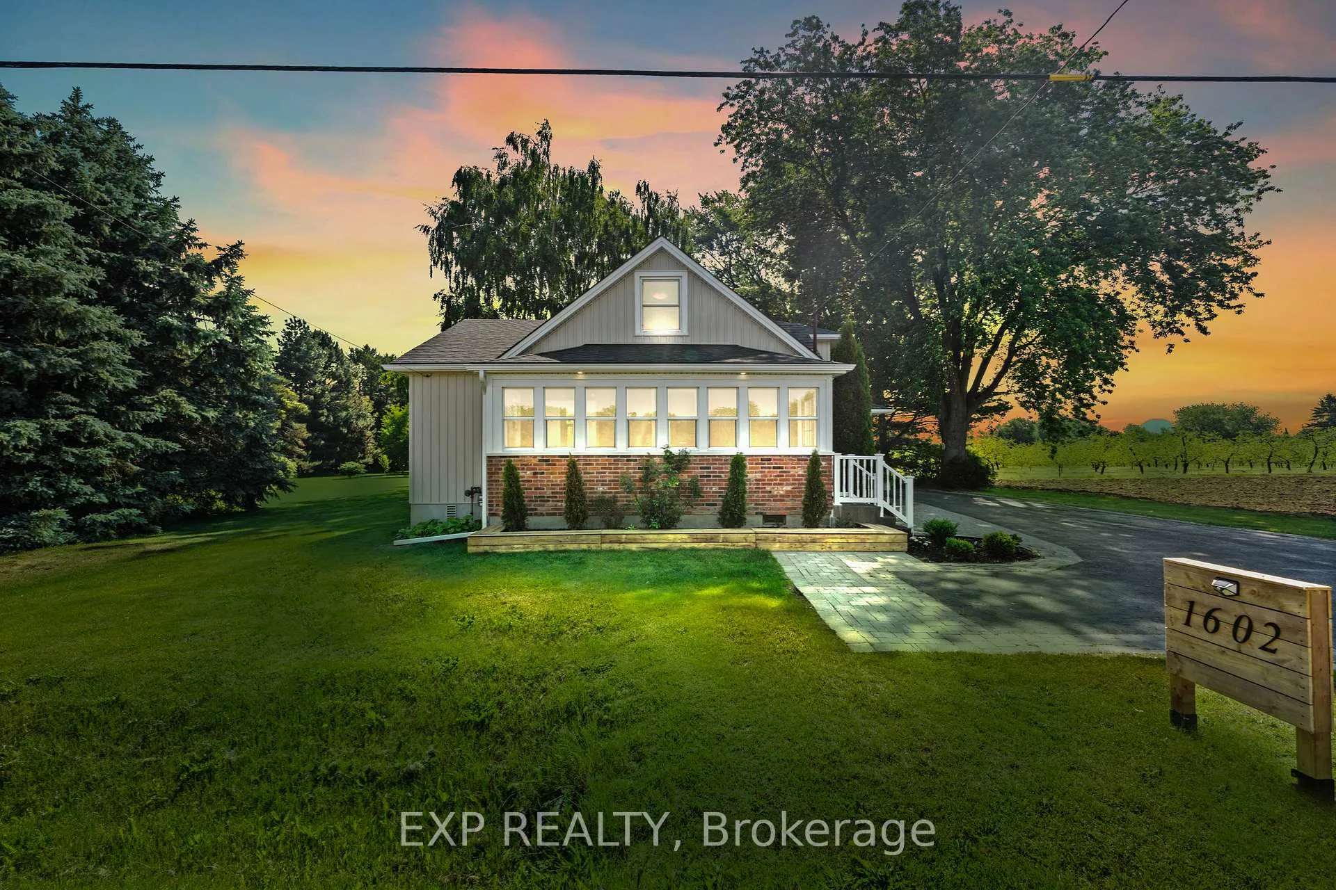 Photo 2 of 1602 Third Street, St. Catharines, Rural Fourth — HOMEH