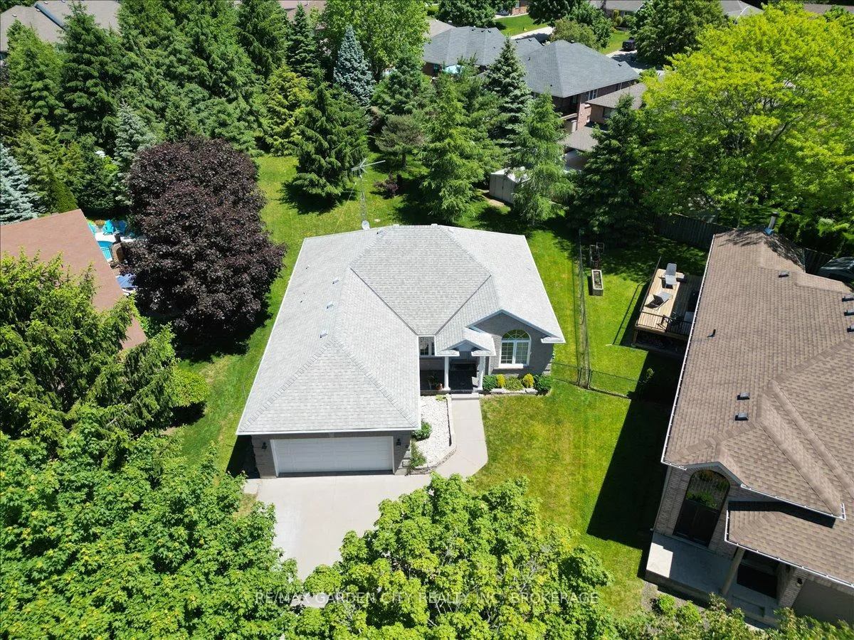 Photo 2 of 9 Evelyn Court, Pelham, Fonthill — HOMEH
