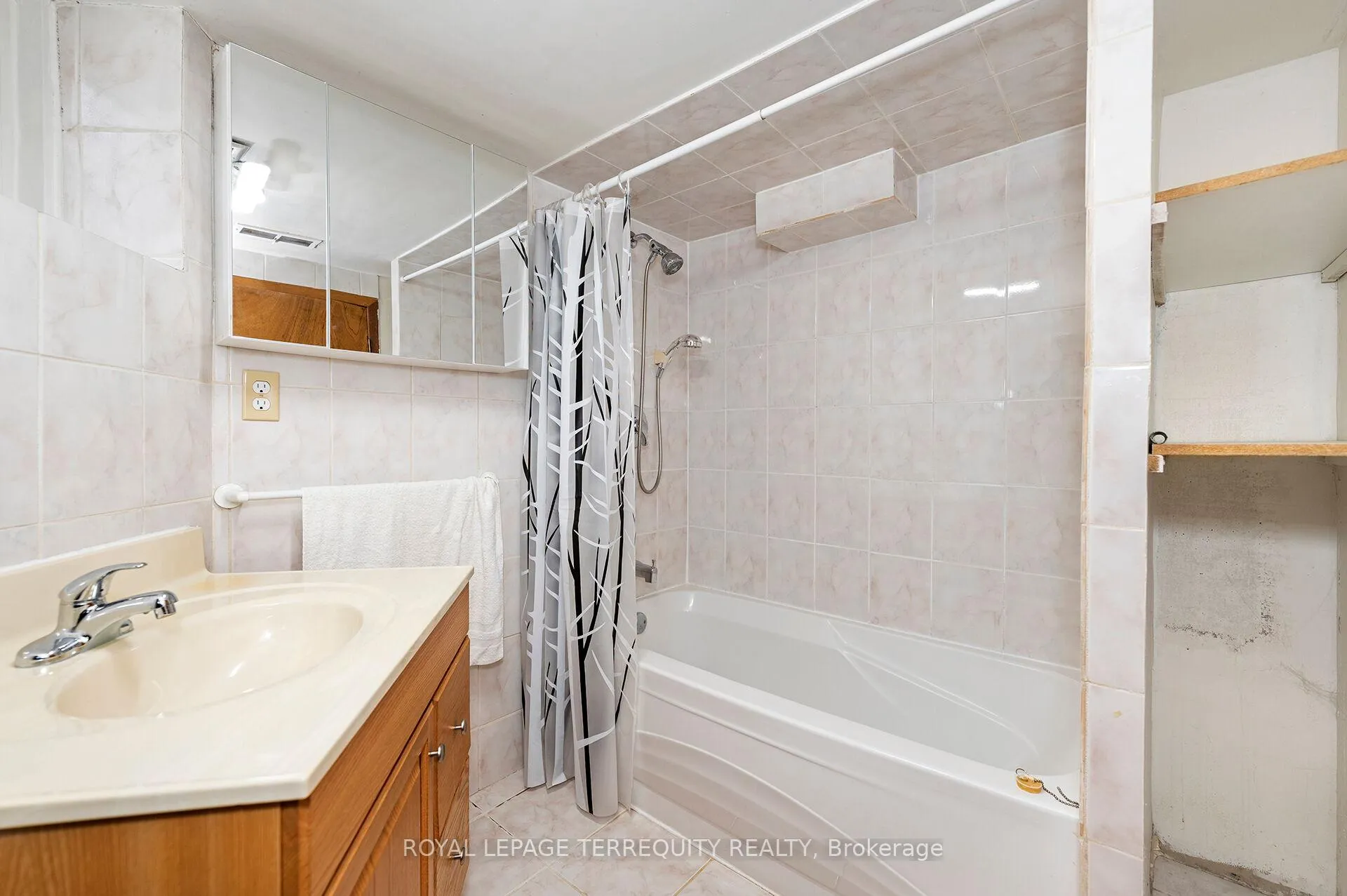 Photo 32 of 54 St Clair Gardens, Toronto, Corso Italia-Davenport — HOMEH