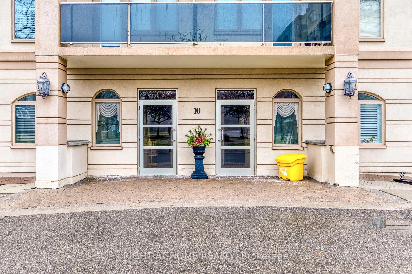 Photo 2 of Unit 805, 10 Dayspring Circle, Brampton, Goreway Drive Corridor — HOMEH